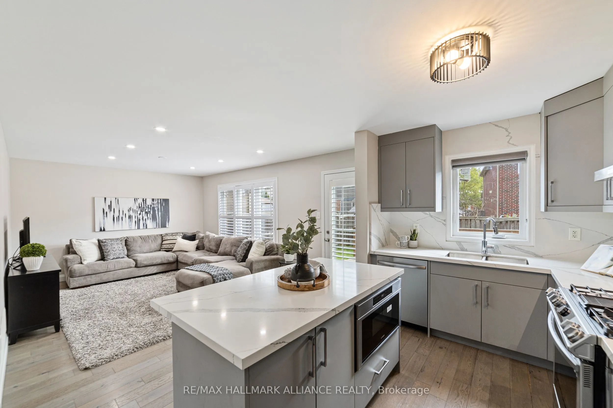 402 Schreyer Crescent