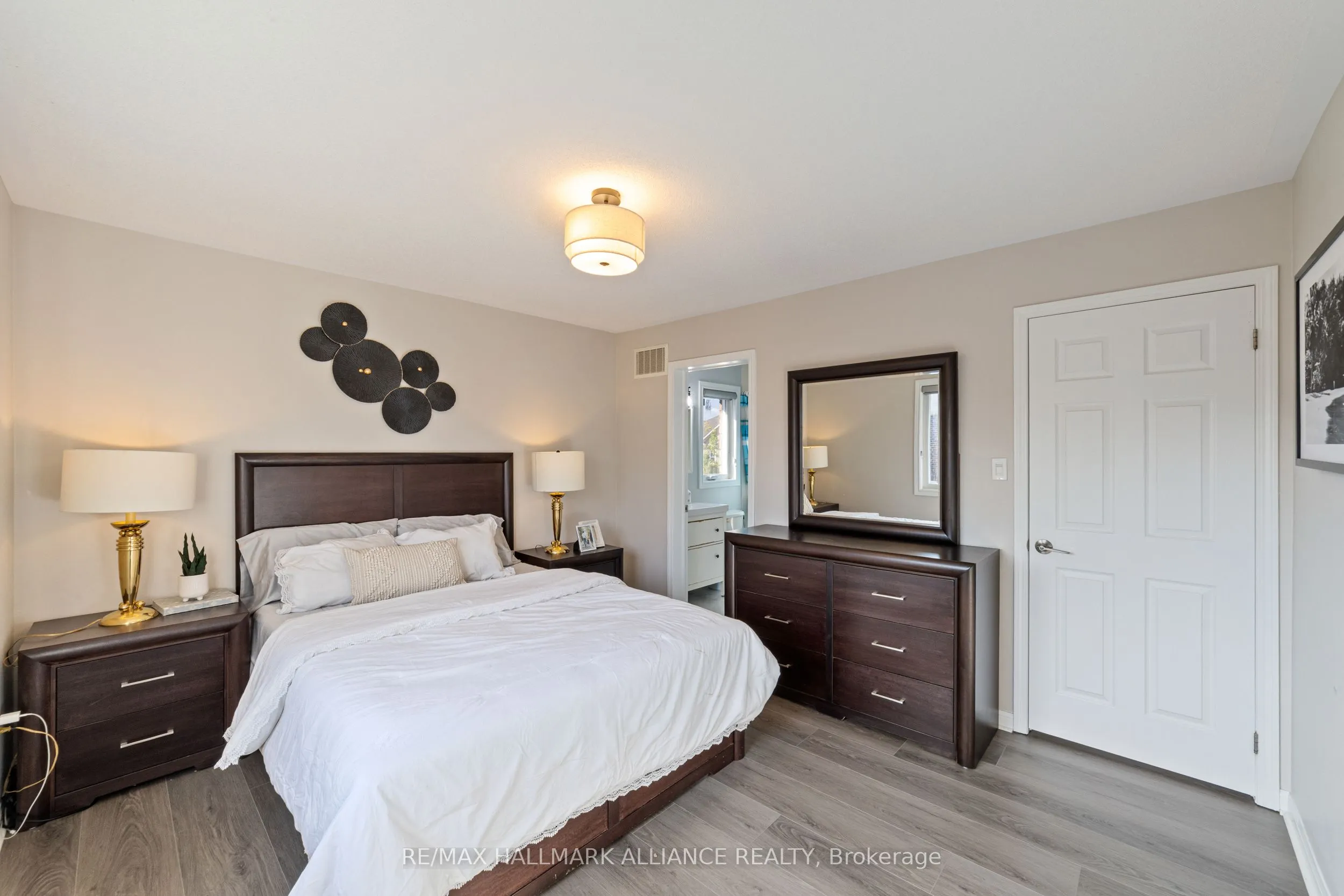 402 Schreyer Crescent