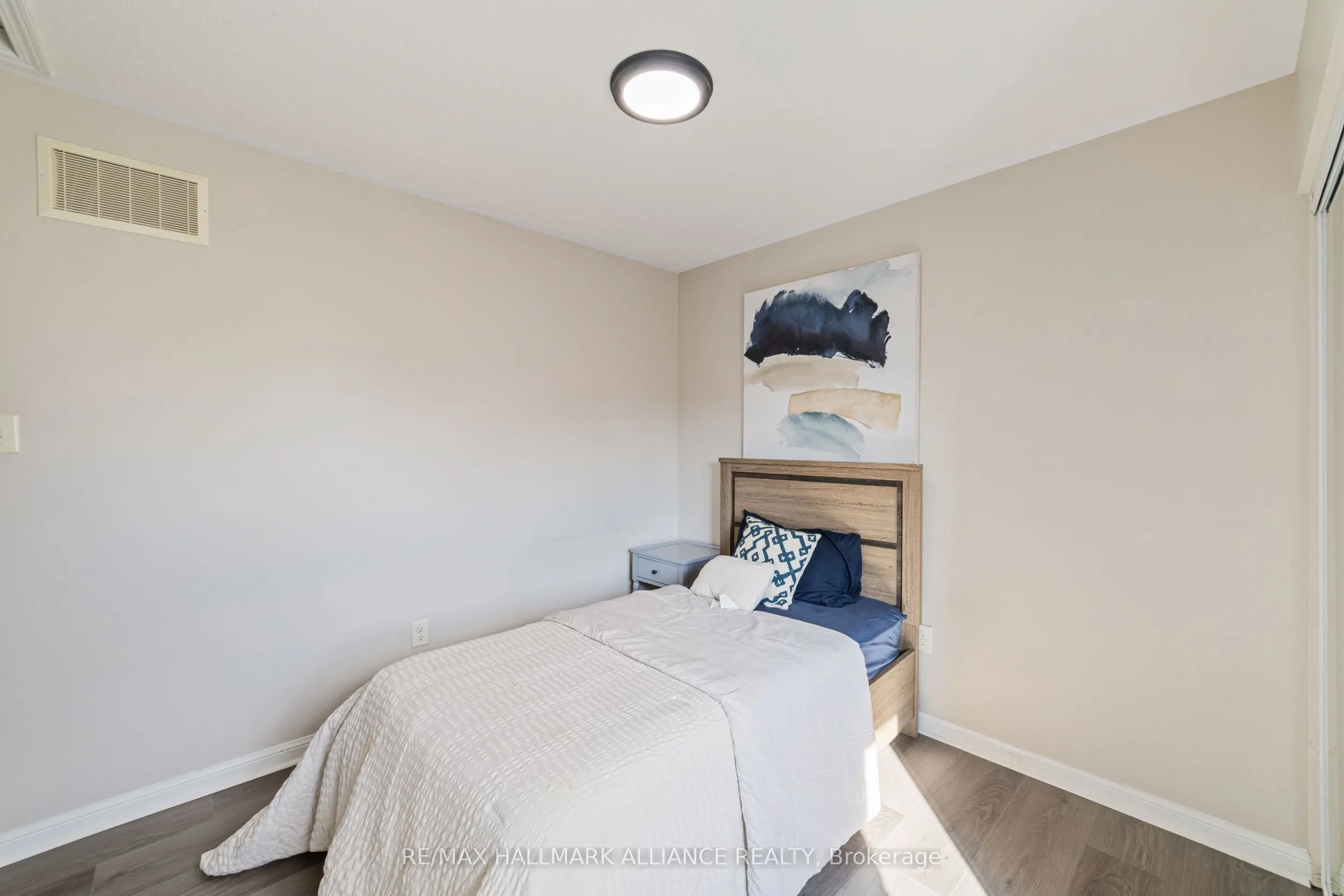402 Schreyer Crescent