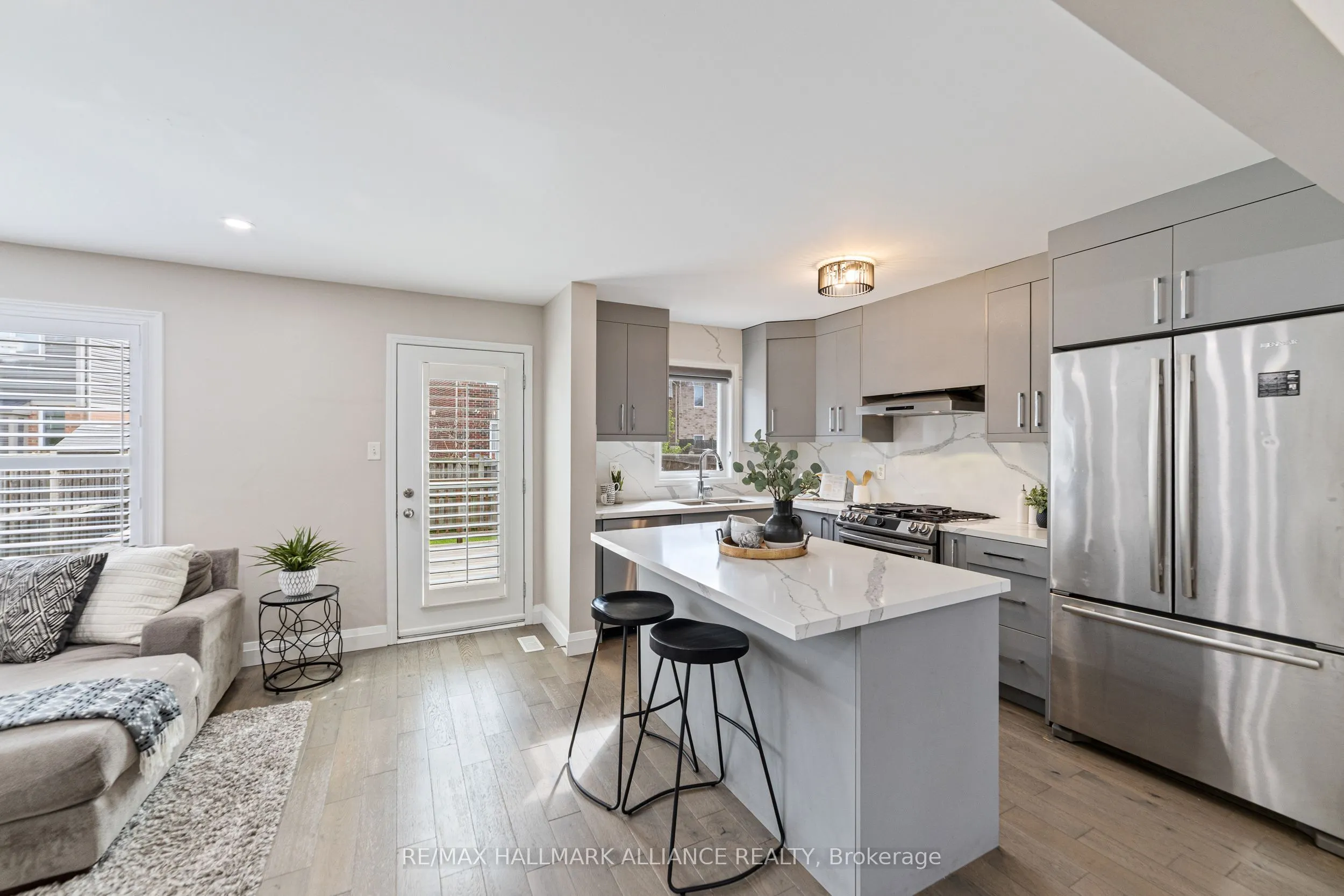 402 Schreyer Crescent