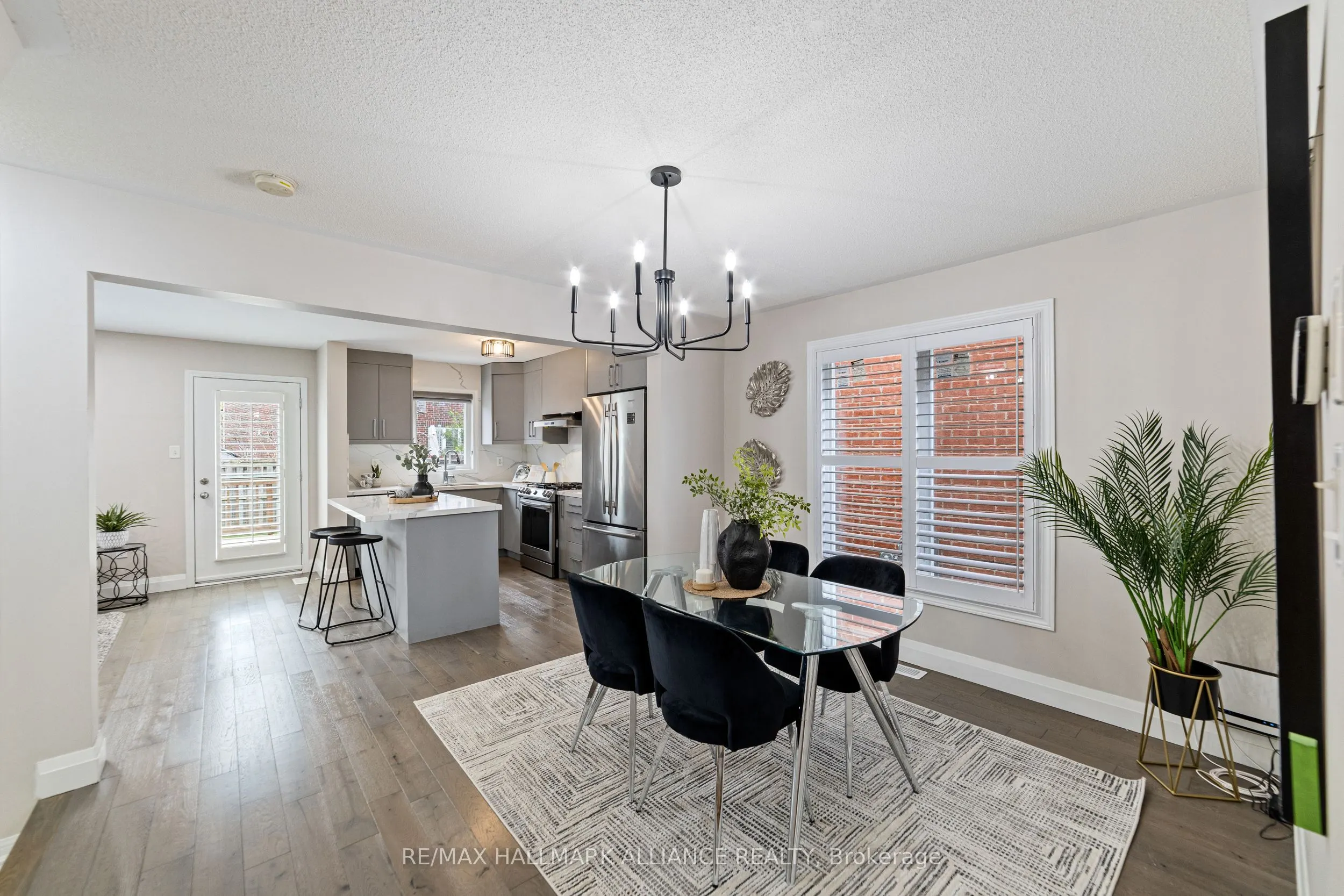 402 Schreyer Crescent