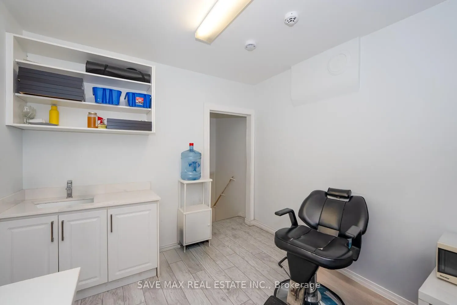 910 Bloor Street W