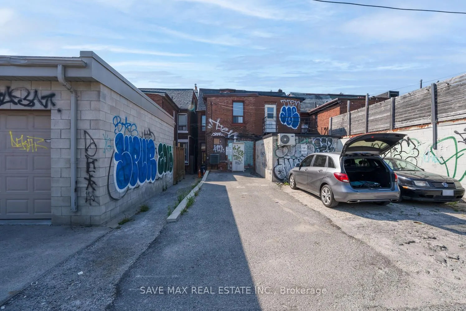 910 Bloor Street W