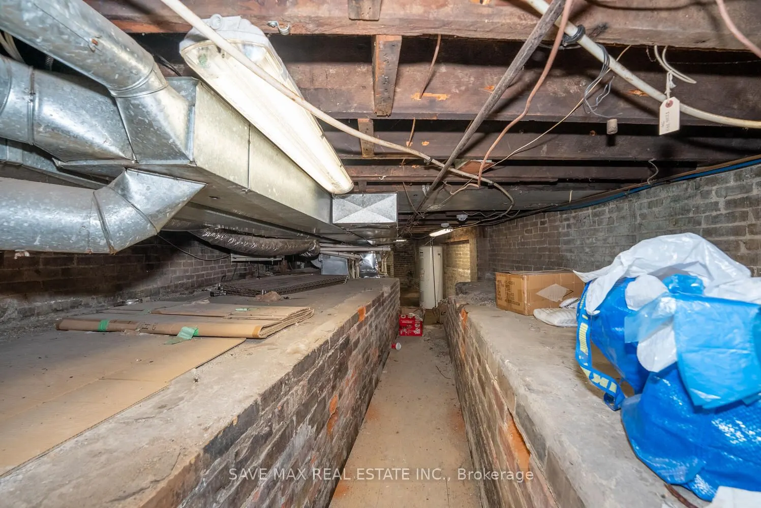 910 Bloor Street W