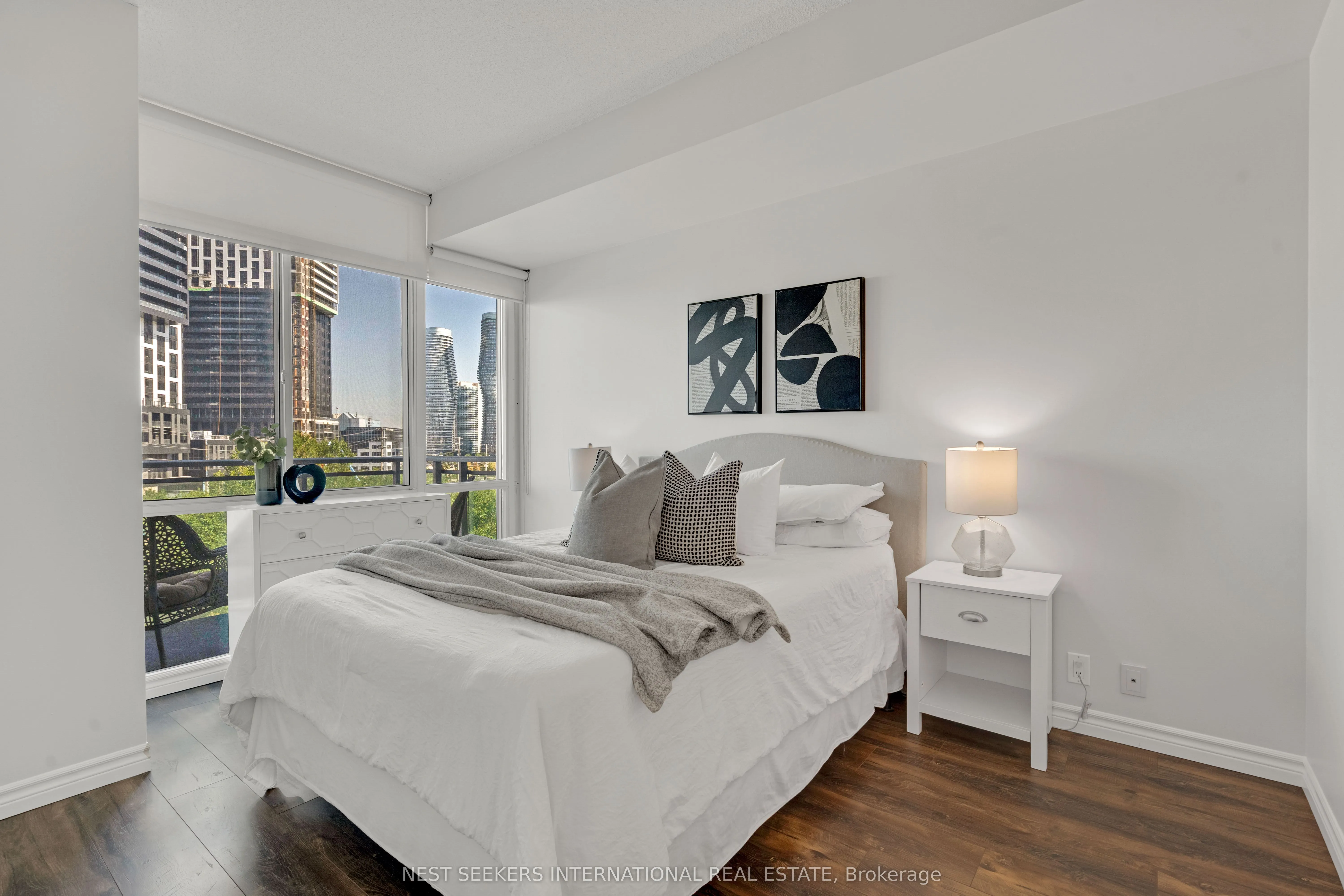 220 Burnhamthorpe Road W, #501
