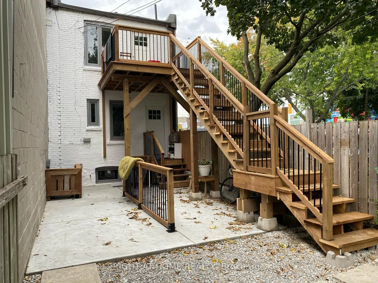 1995 Dundas Street W