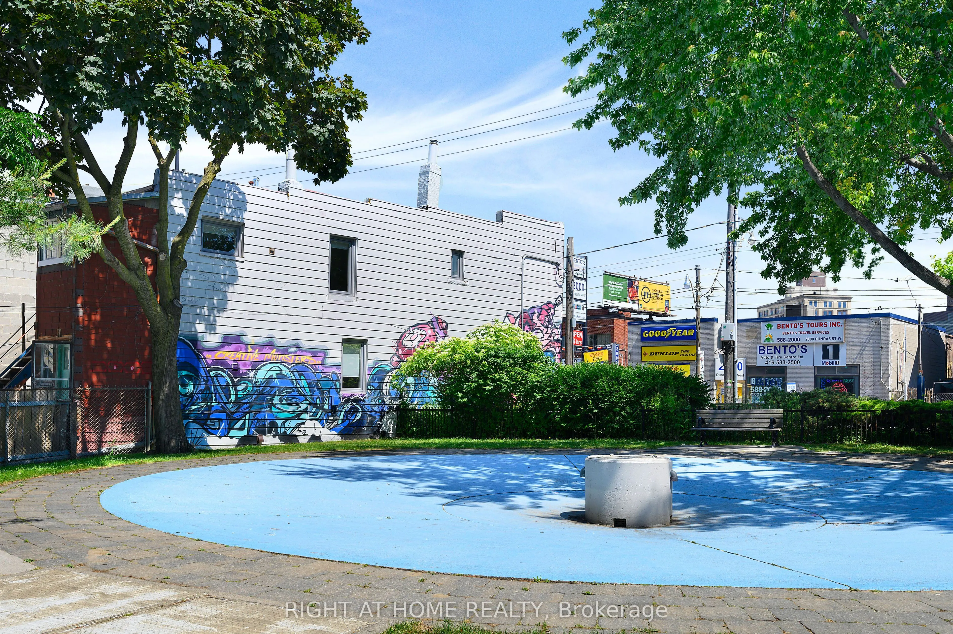 1995 Dundas Street W