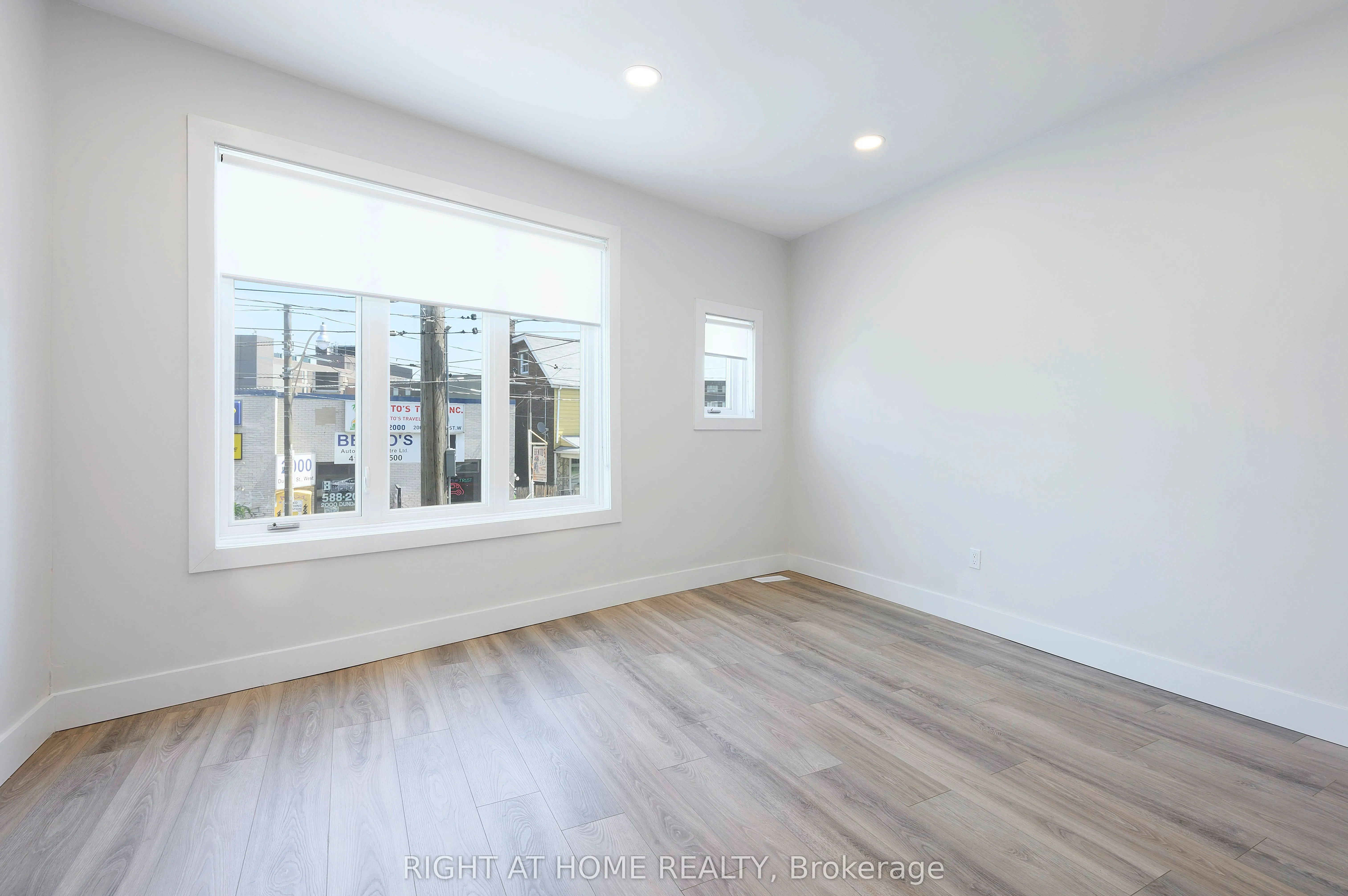 1995 Dundas Street W