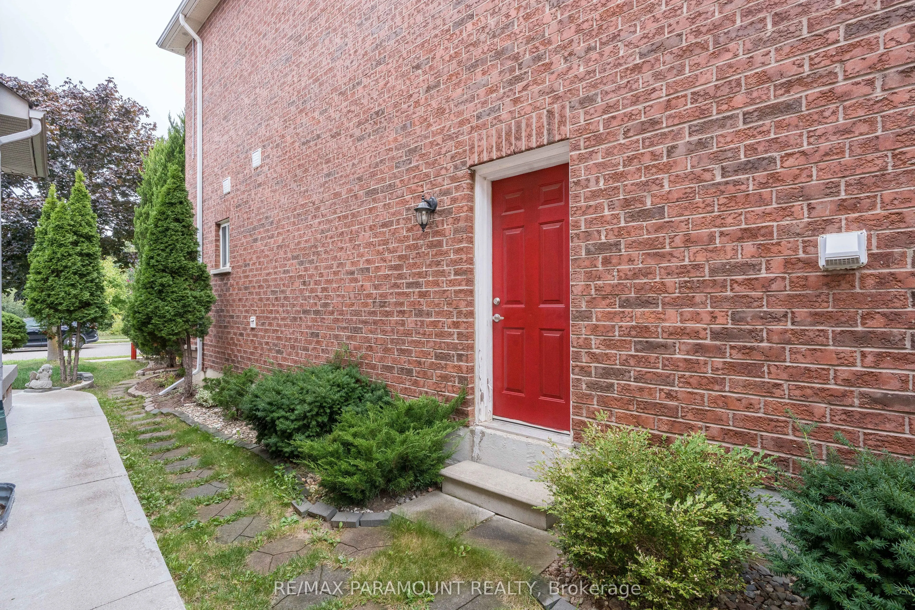 19 River Rock Crescent