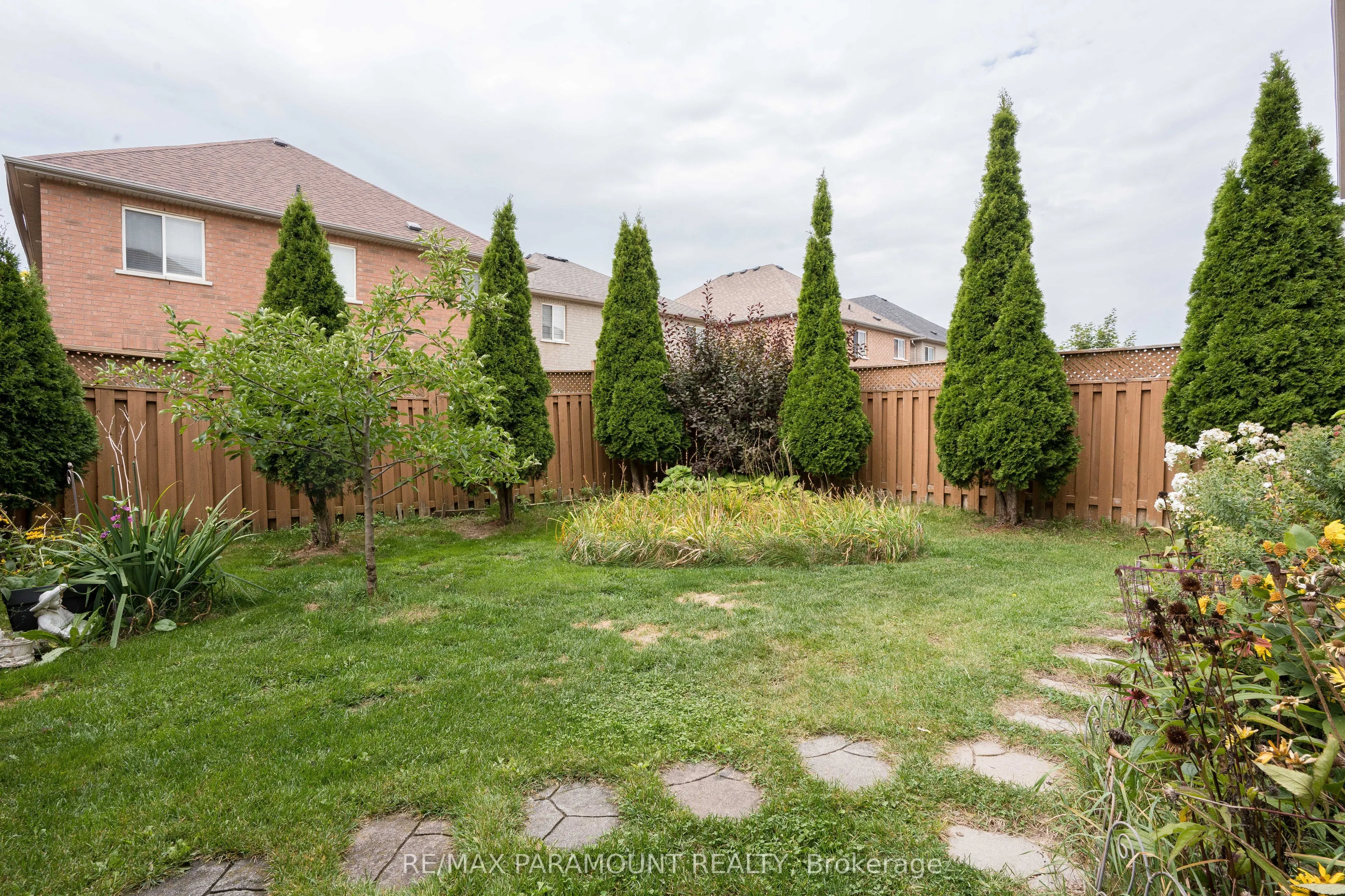19 River Rock Crescent