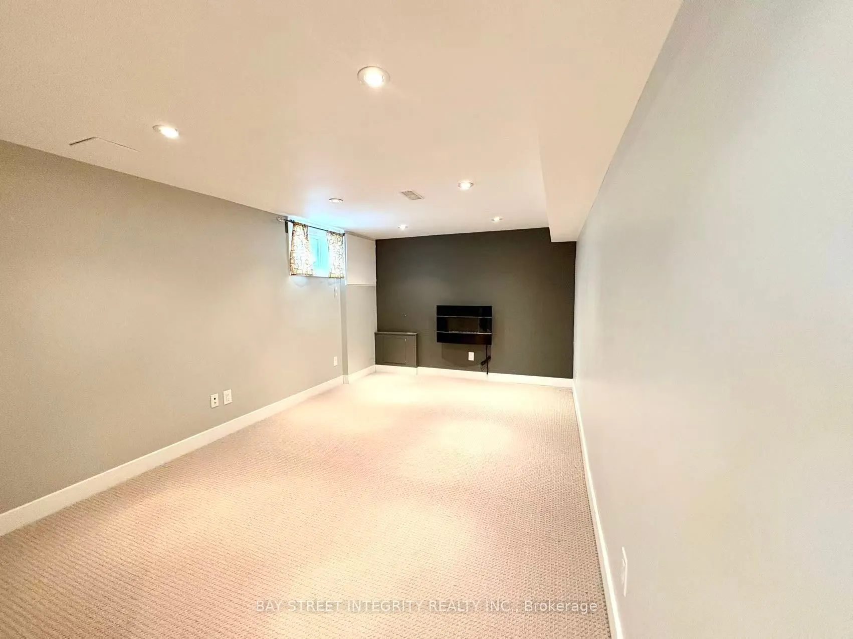 1270 Crossfield Bend