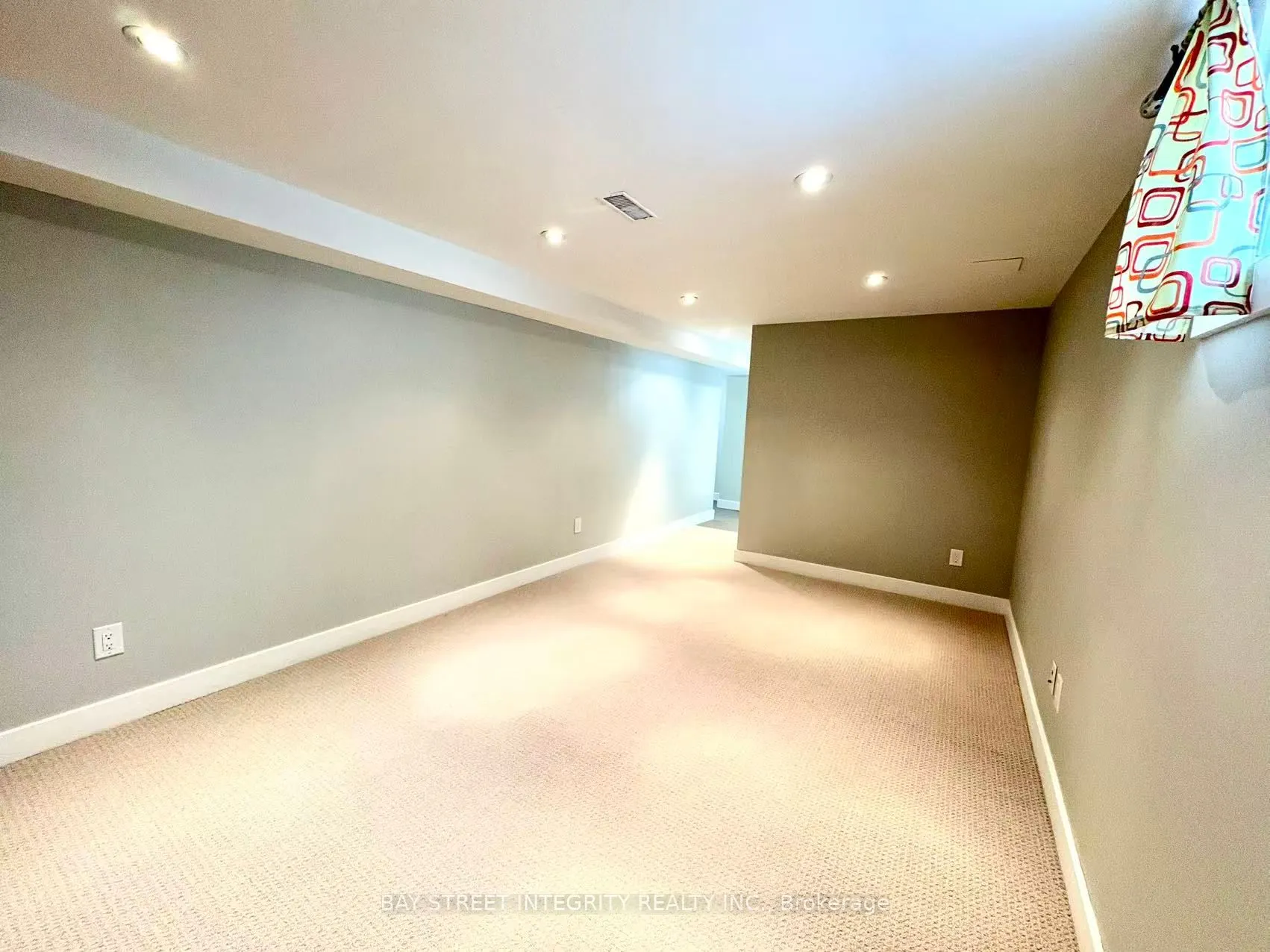 1270 Crossfield Bend
