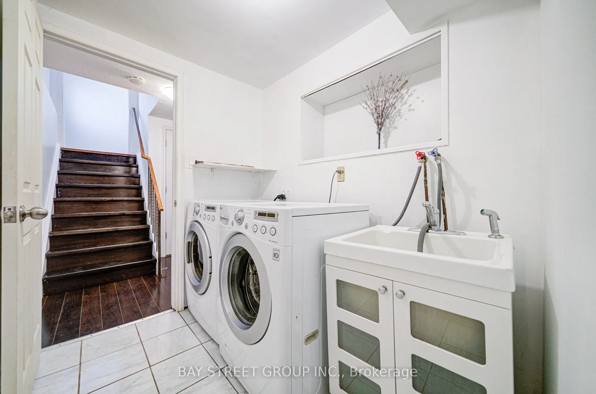 572 Rideau Gate