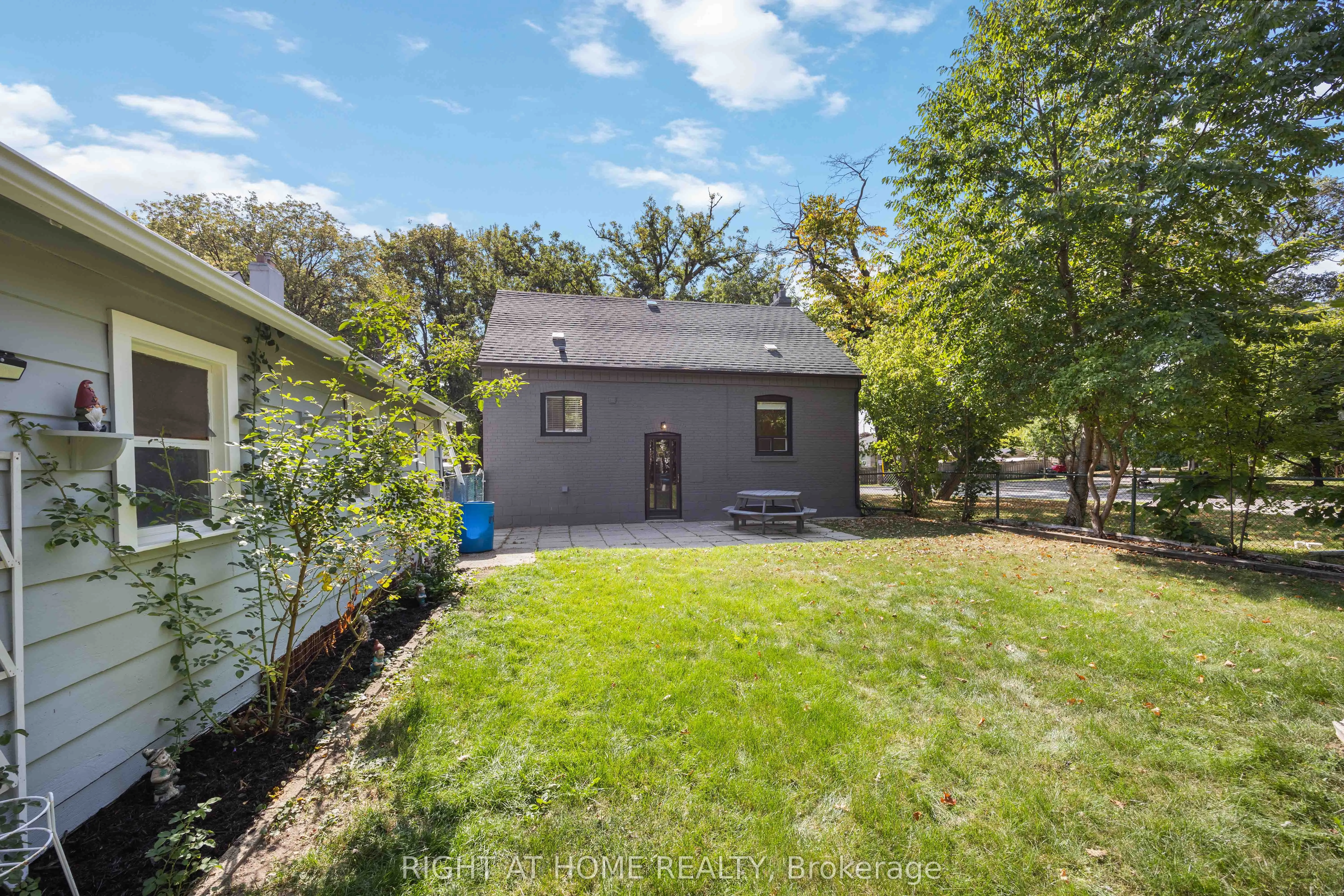 12 Rosalie Avenue N