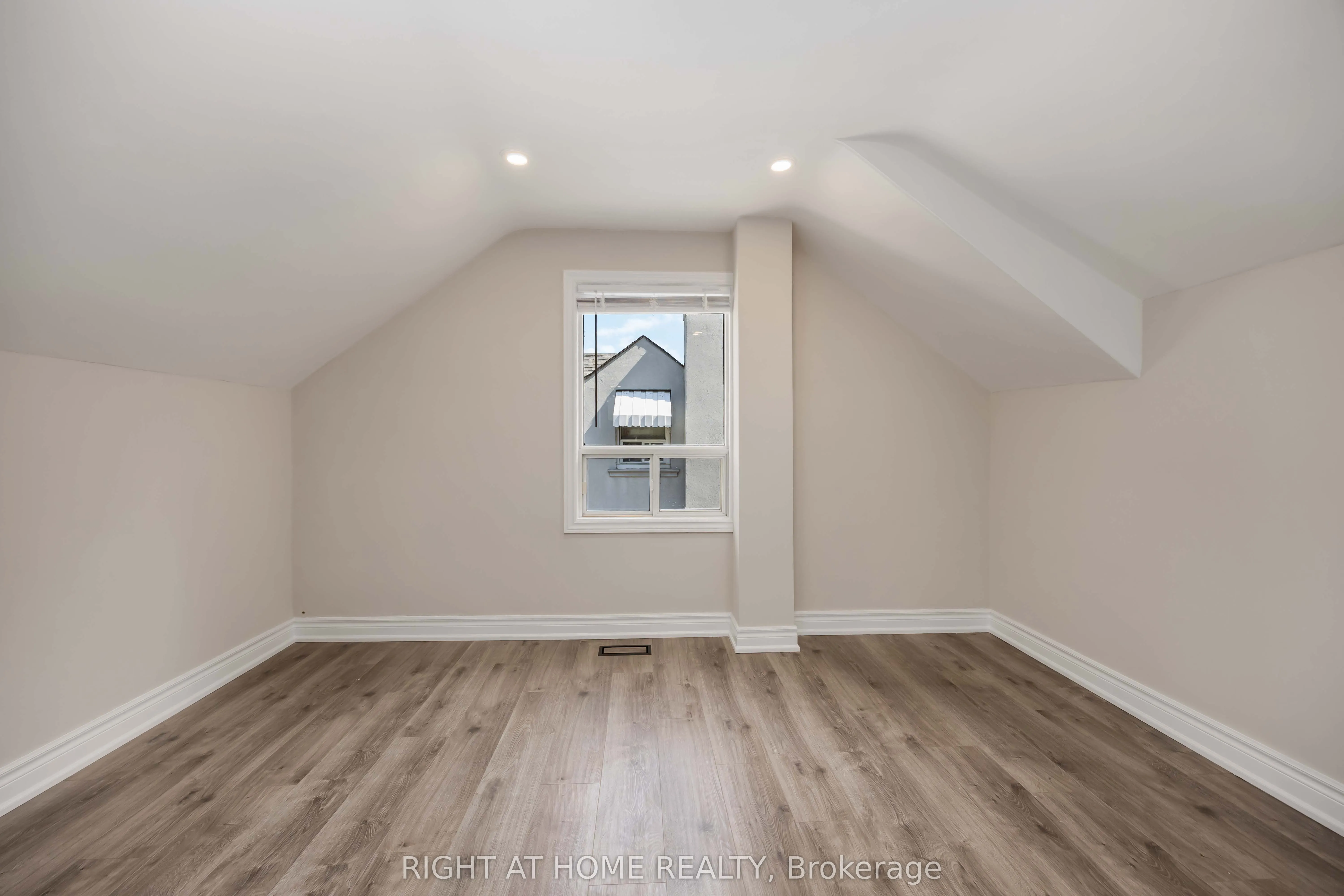 12 Rosalie Avenue N