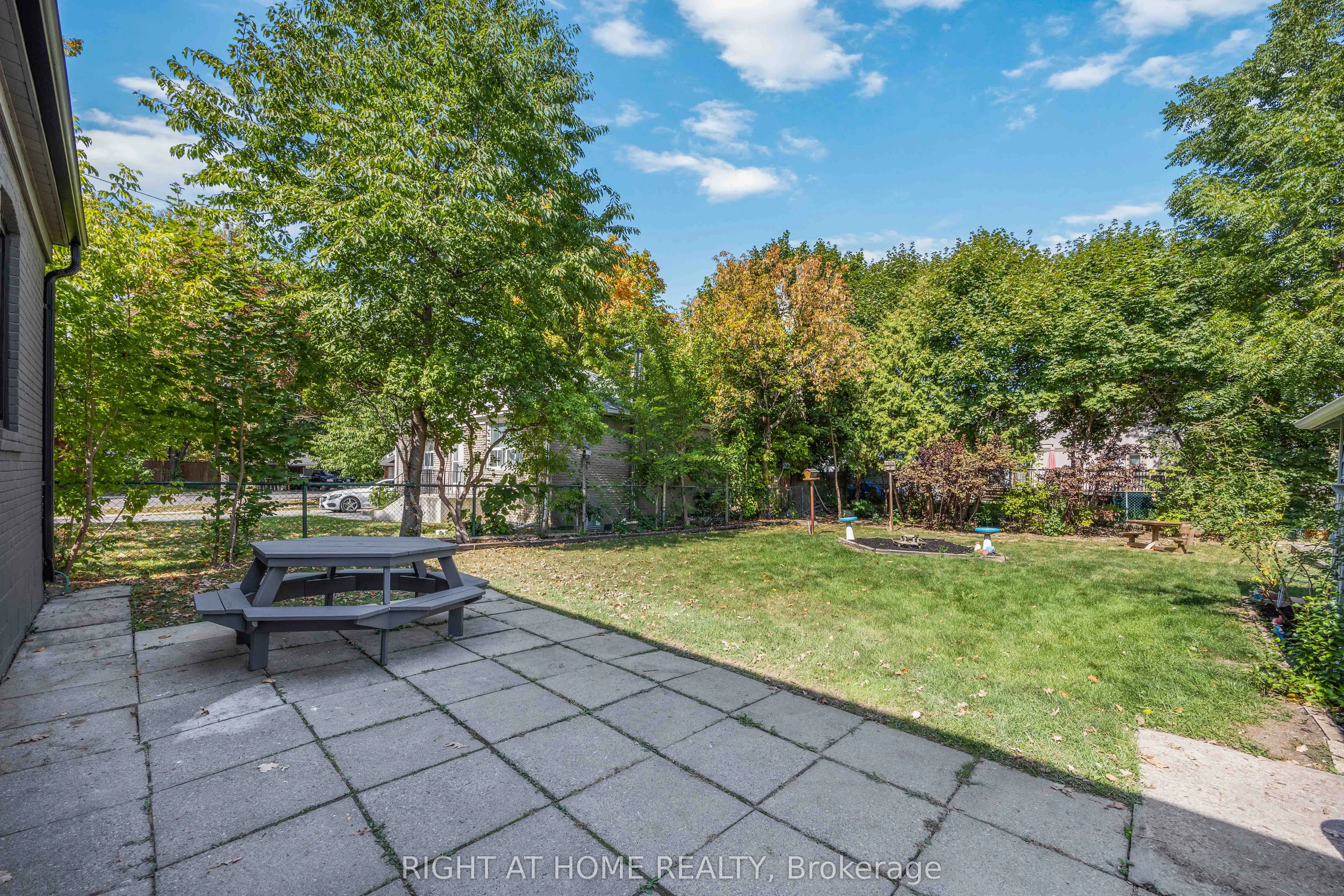 12 Rosalie Avenue N