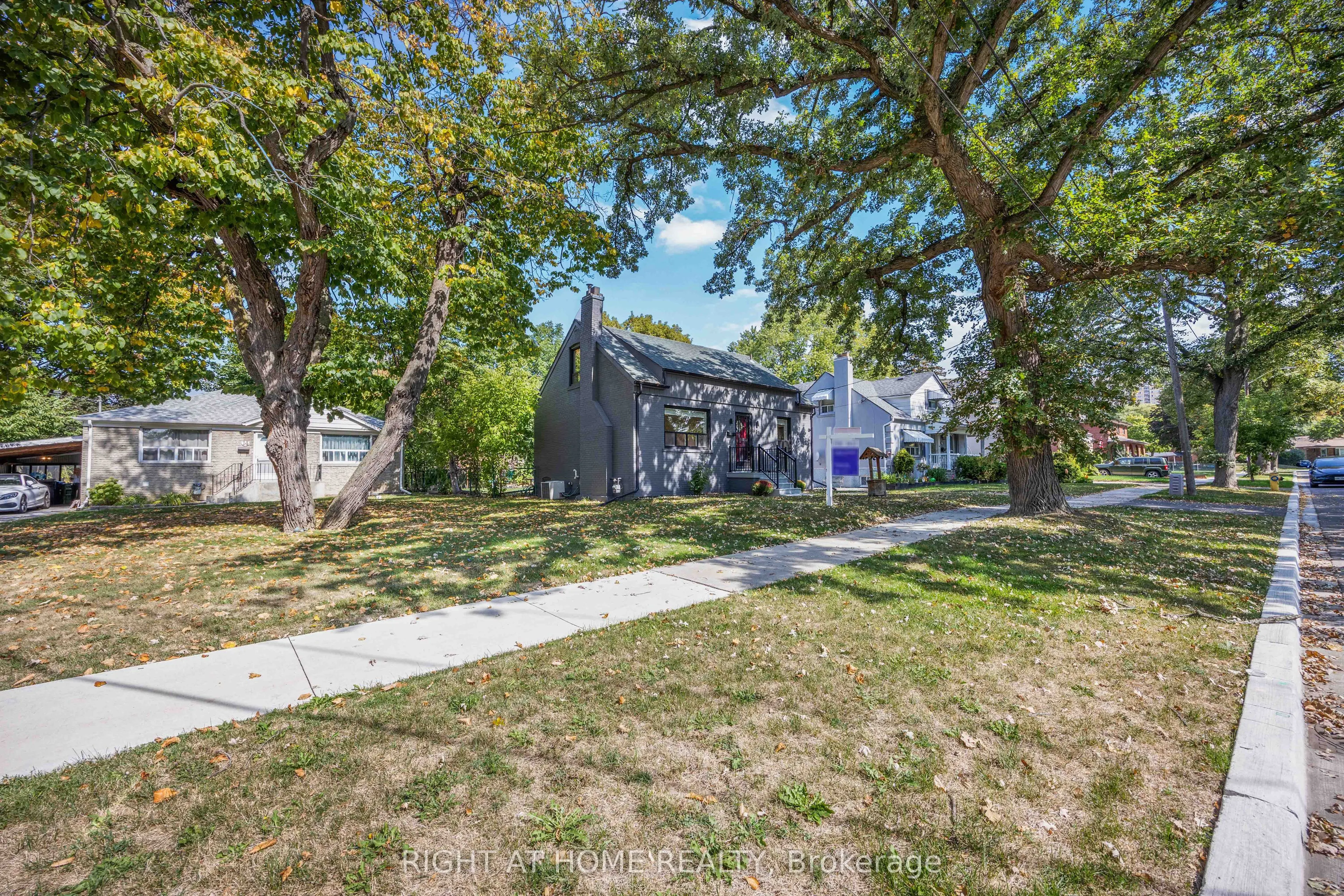 12 Rosalie Avenue N