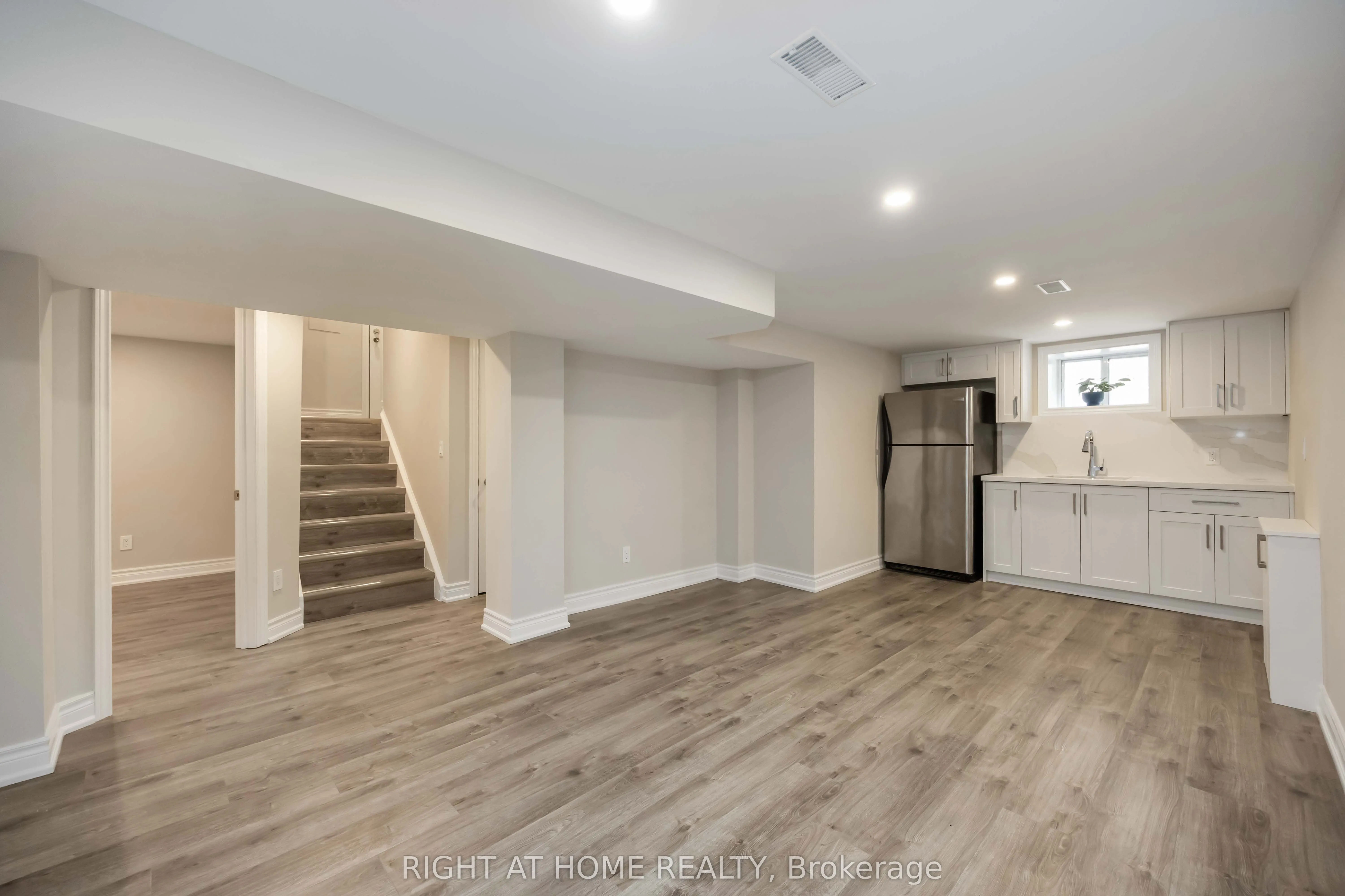 12 Rosalie Avenue N
