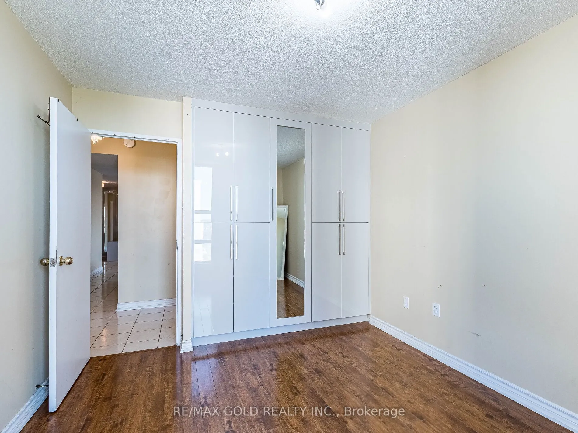 17 Knightsbridge Road, #1010