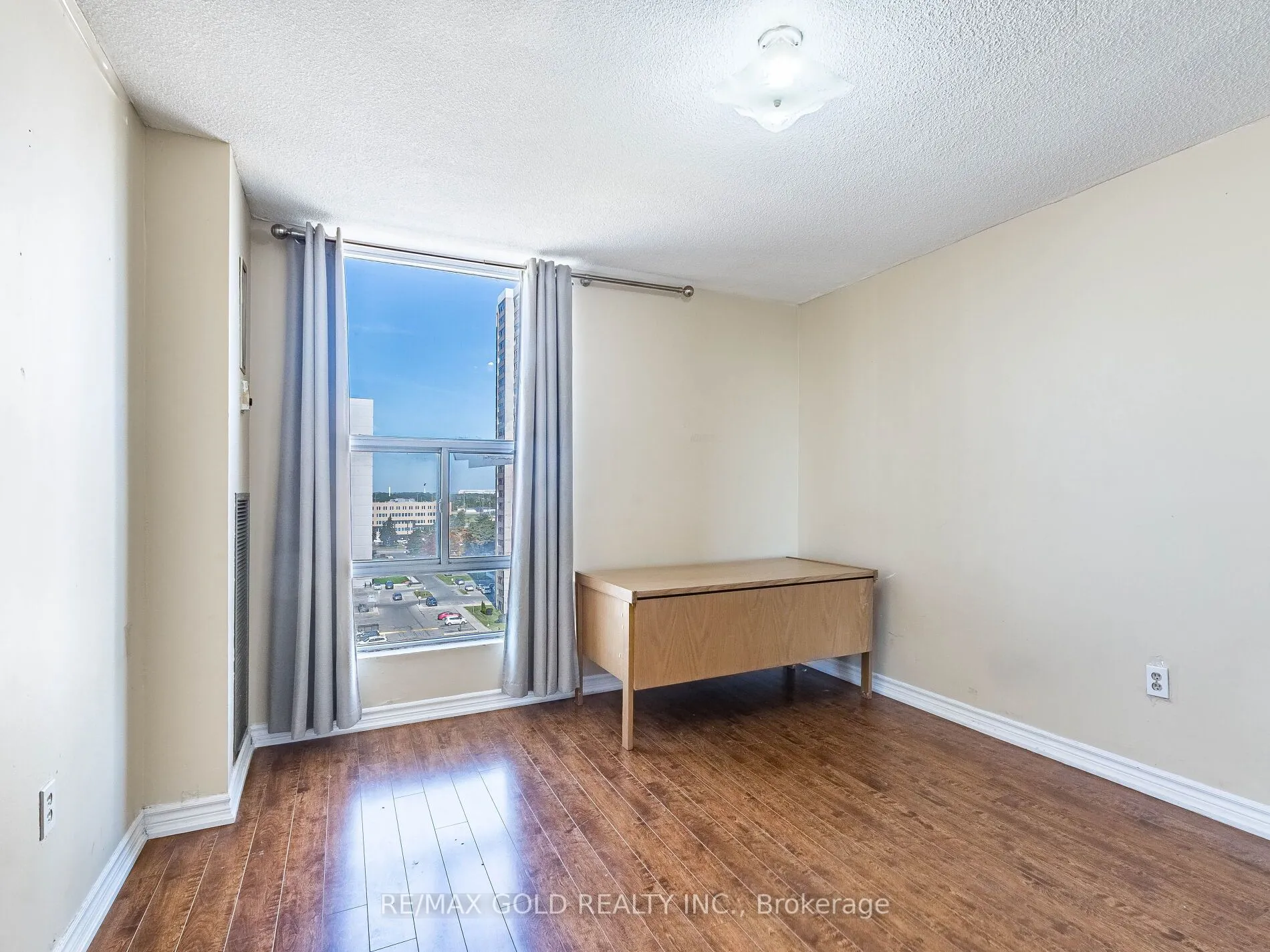 17 Knightsbridge Road, #1010