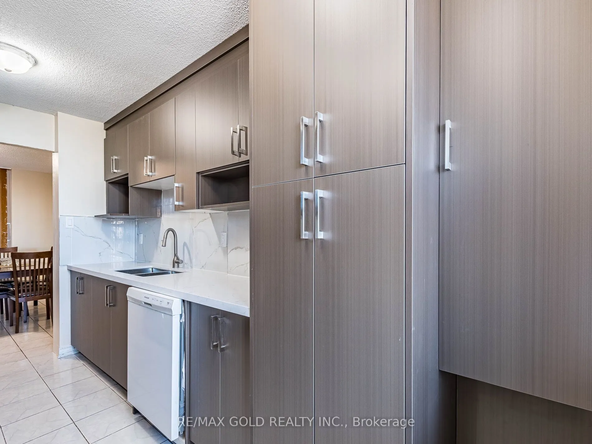 17 Knightsbridge Road, #1010