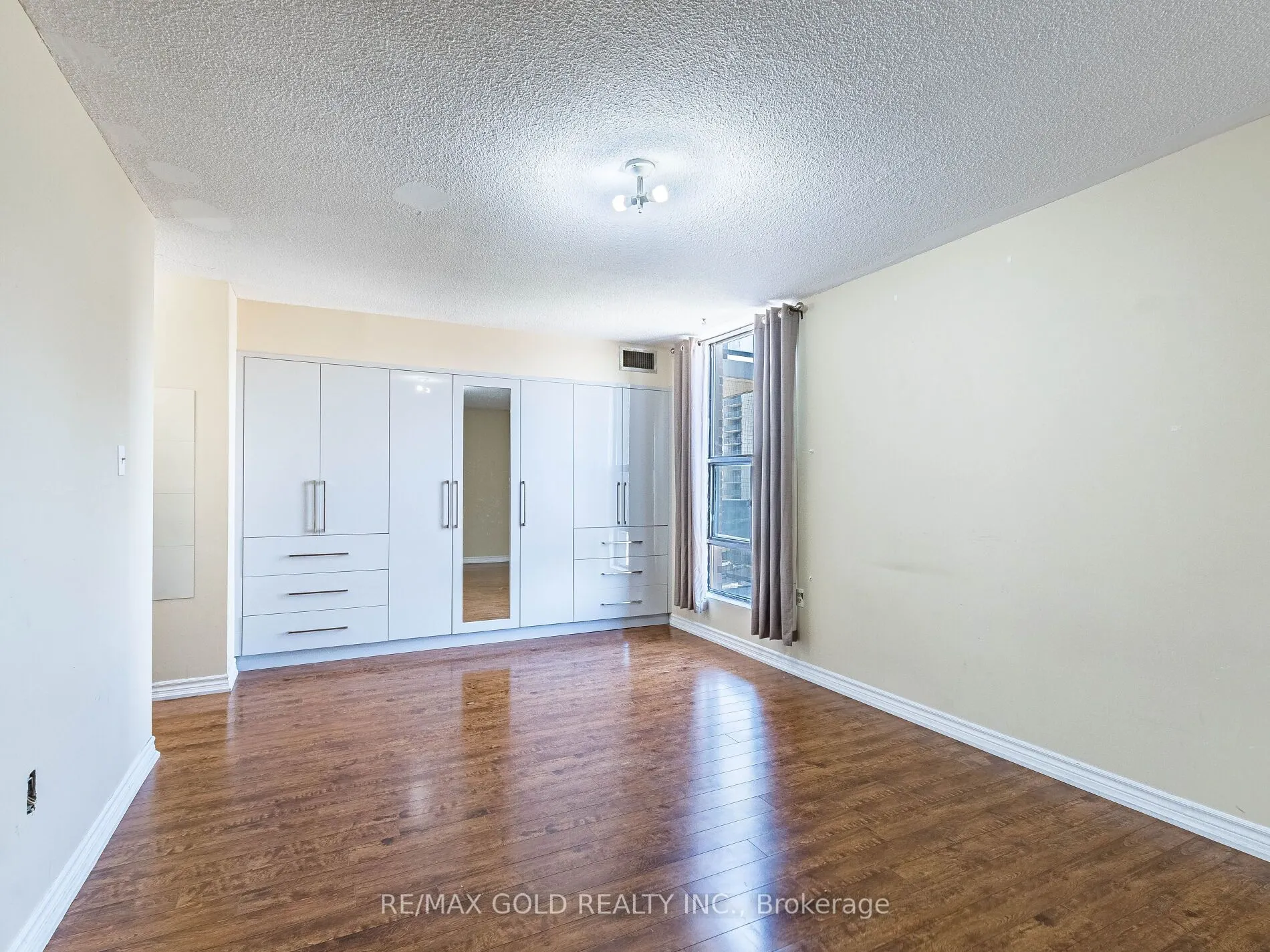 17 Knightsbridge Road, #1010