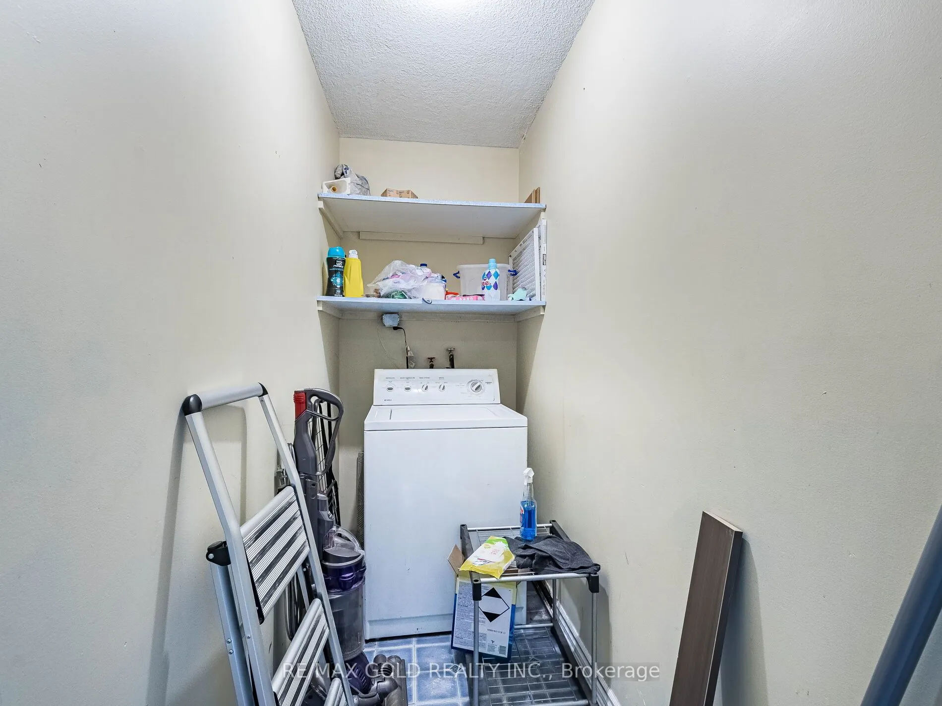 17 Knightsbridge Road, #1010