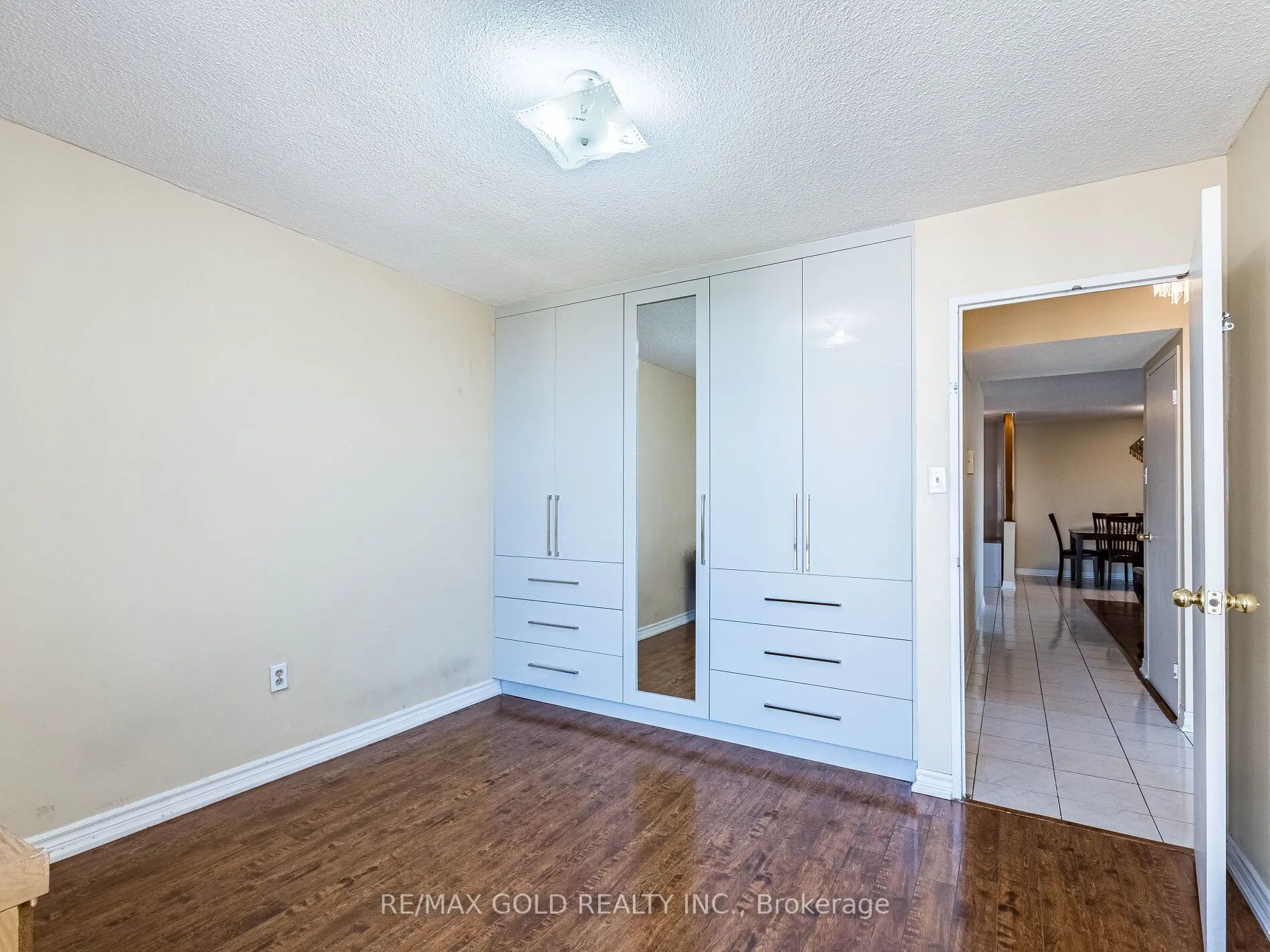 17 Knightsbridge Road, #1010