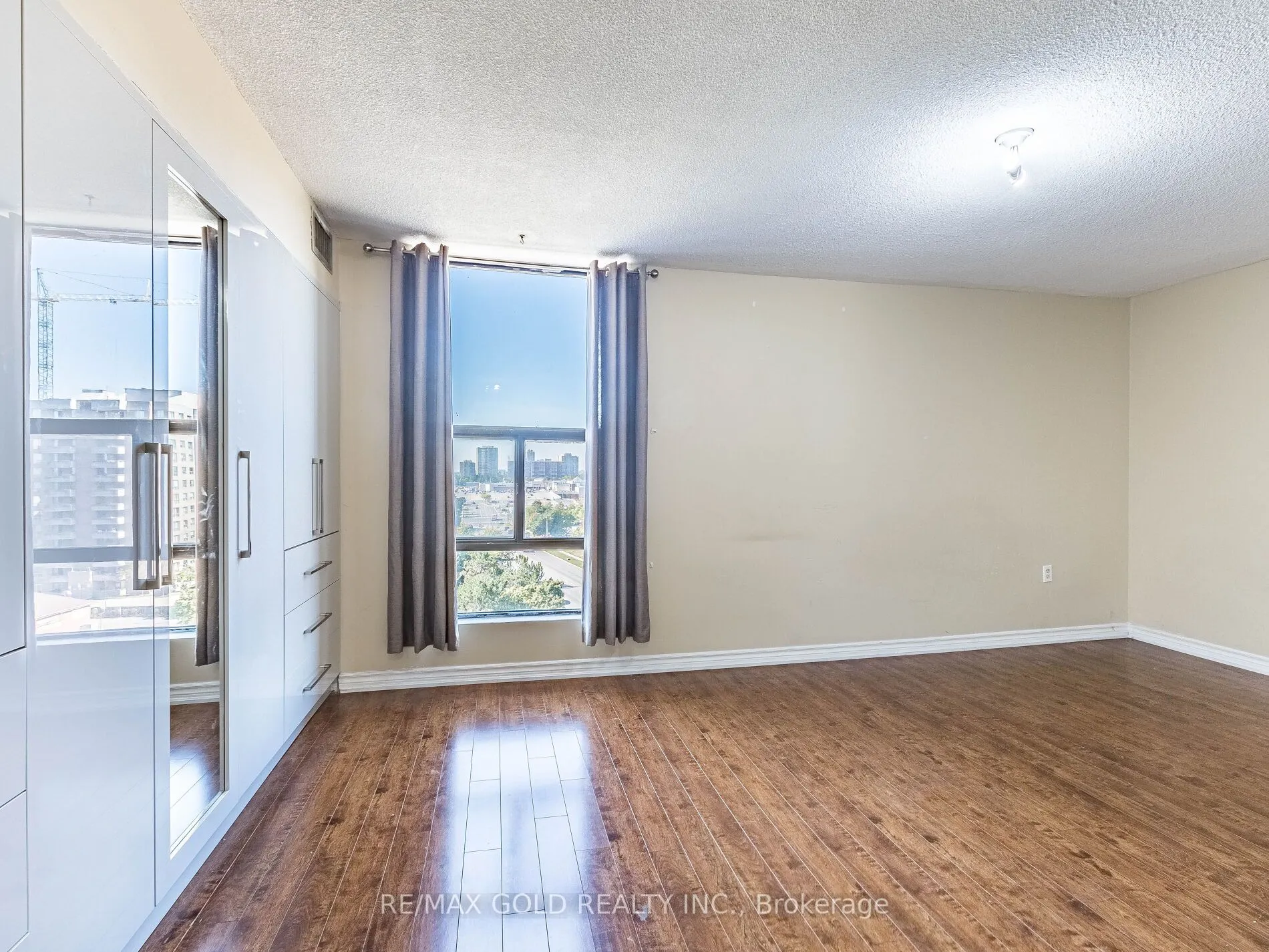 17 Knightsbridge Road, #1010