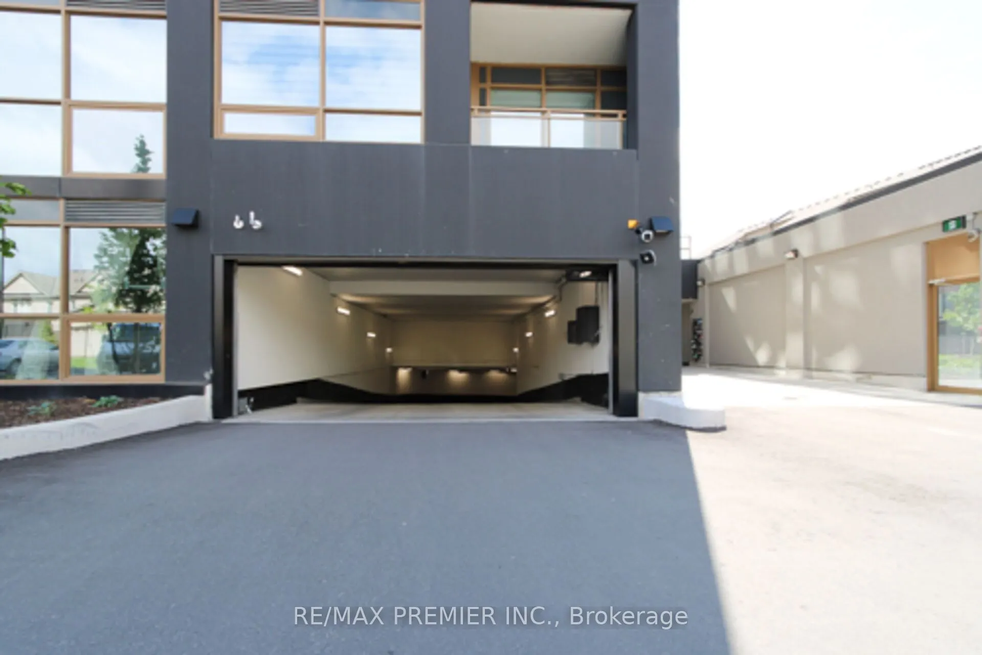 2343 Khalsa Gate W, #821