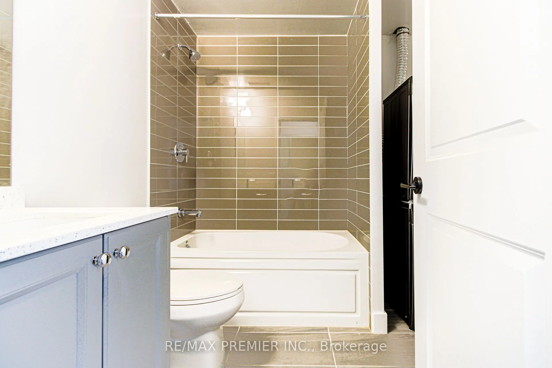 2343 Khalsa Gate W, #821