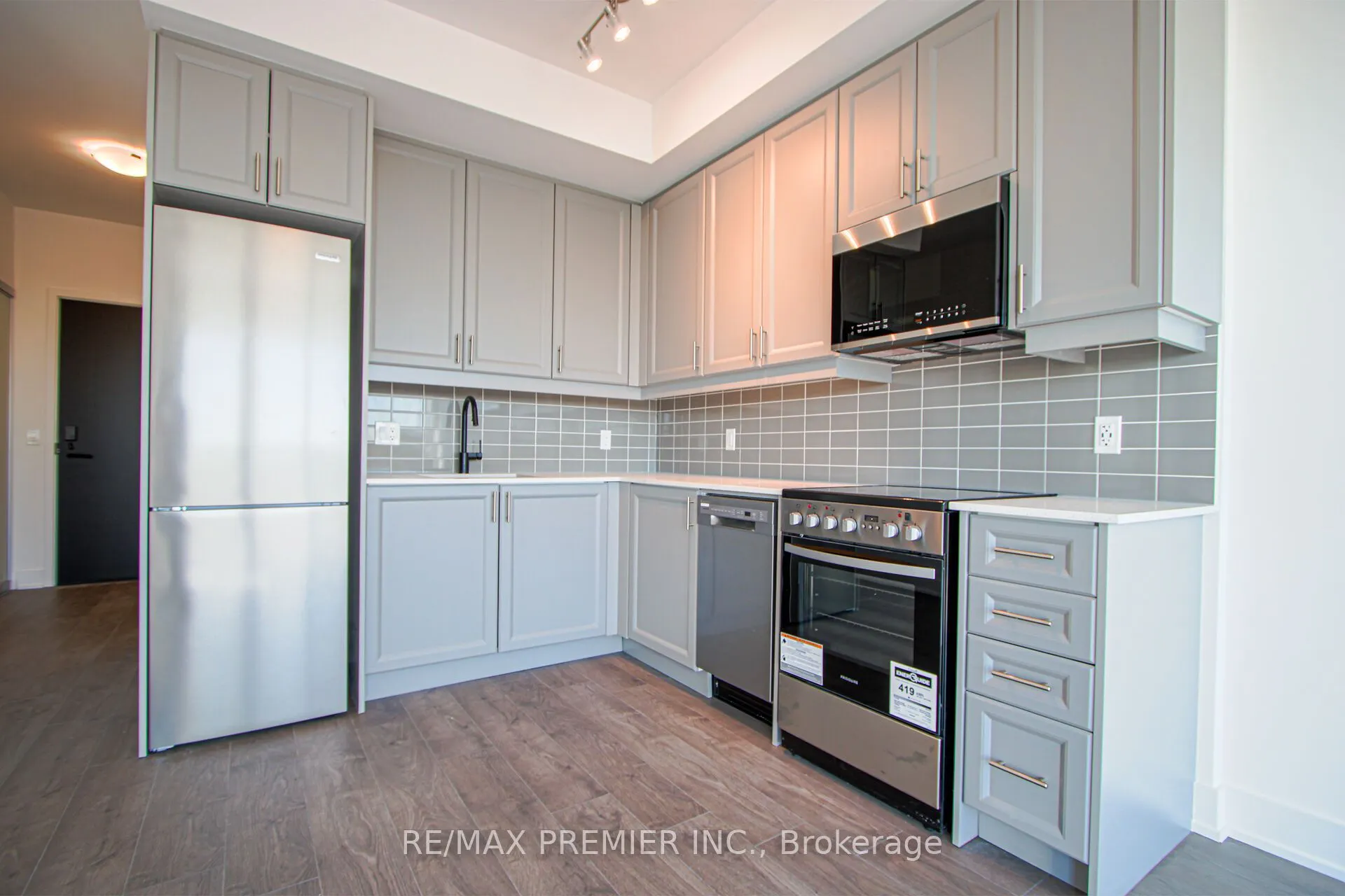 2343 Khalsa Gate W, #821