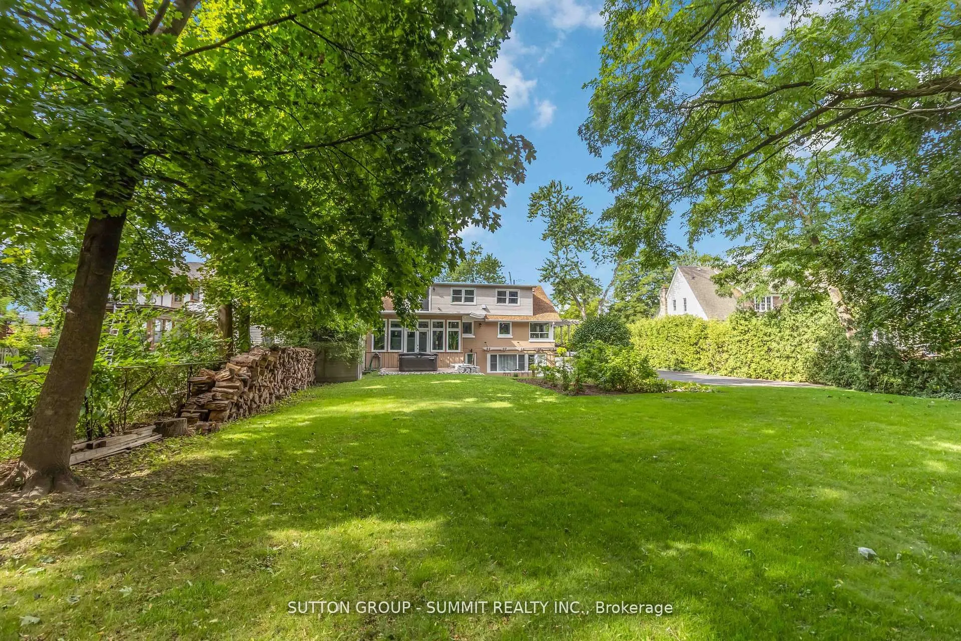 353 Queen Street S