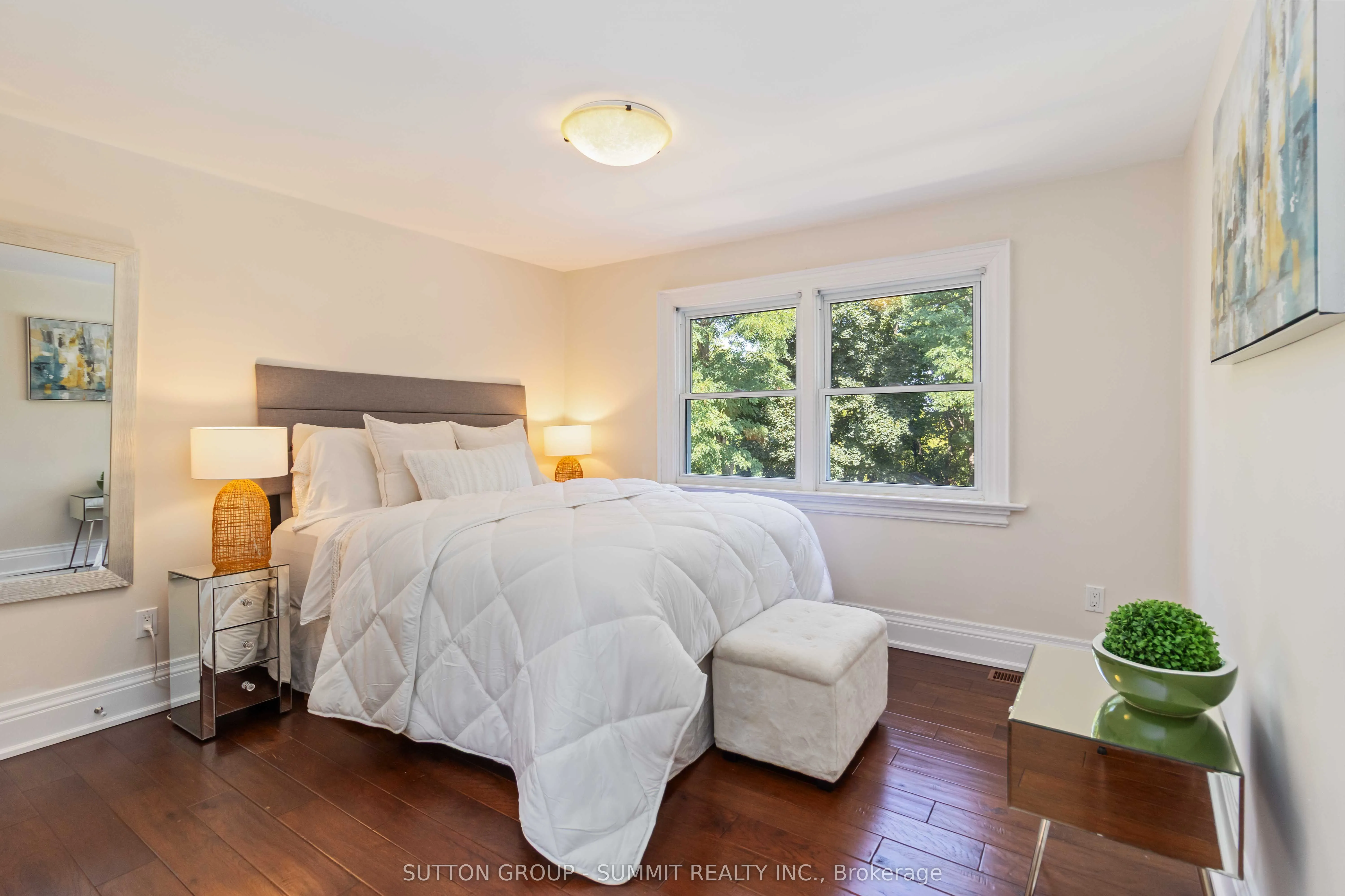 353 Queen Street S