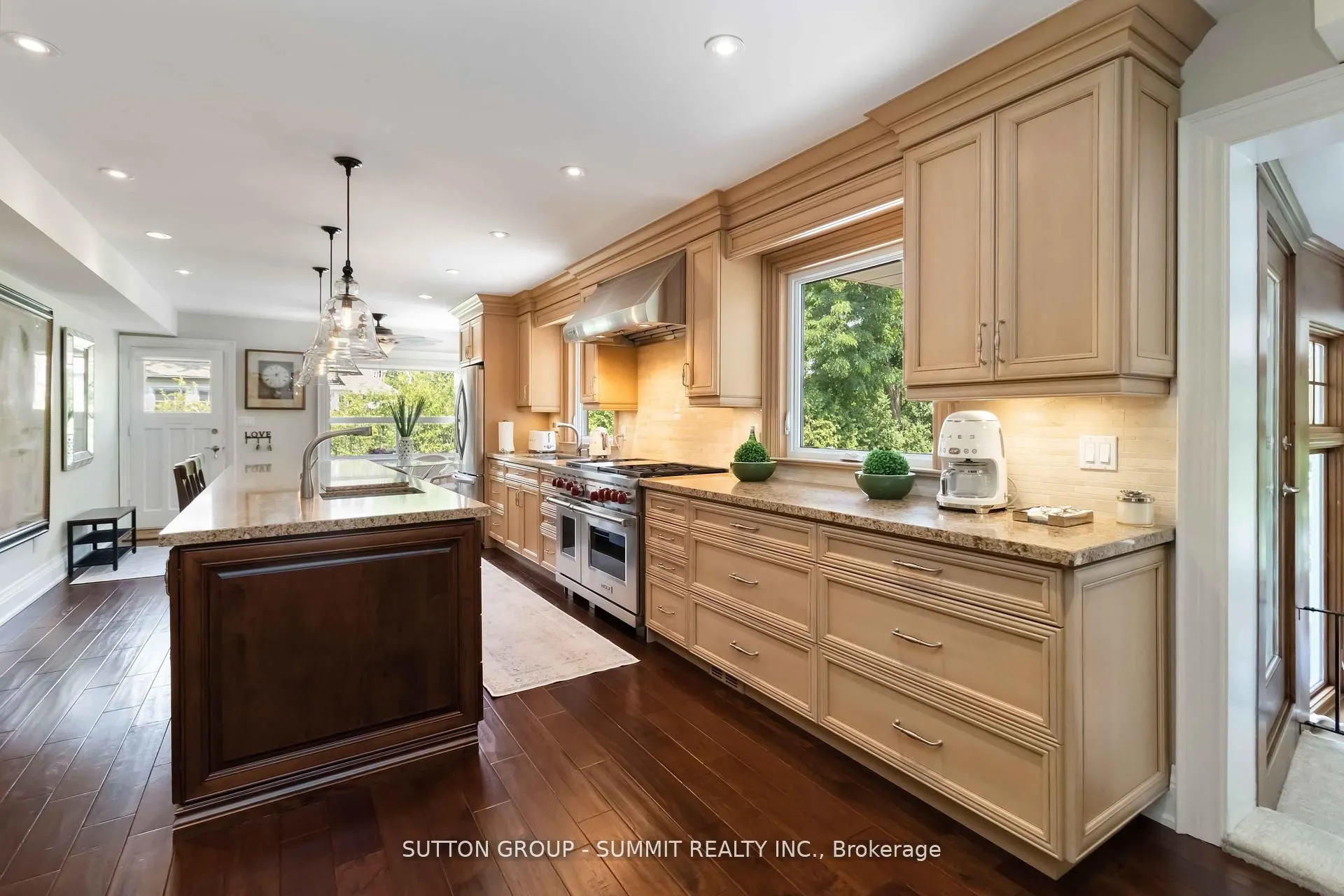 353 Queen Street S