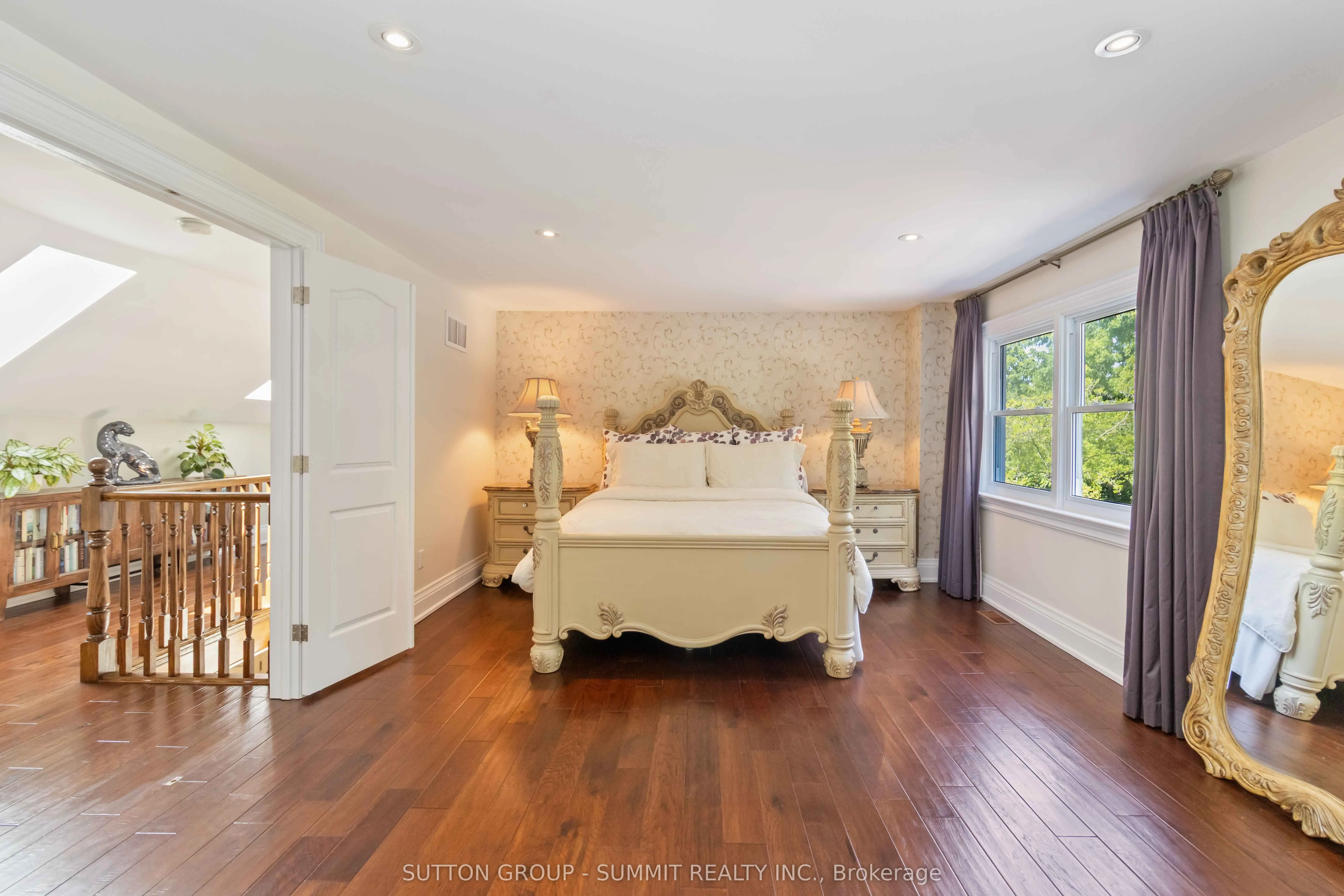353 Queen Street S