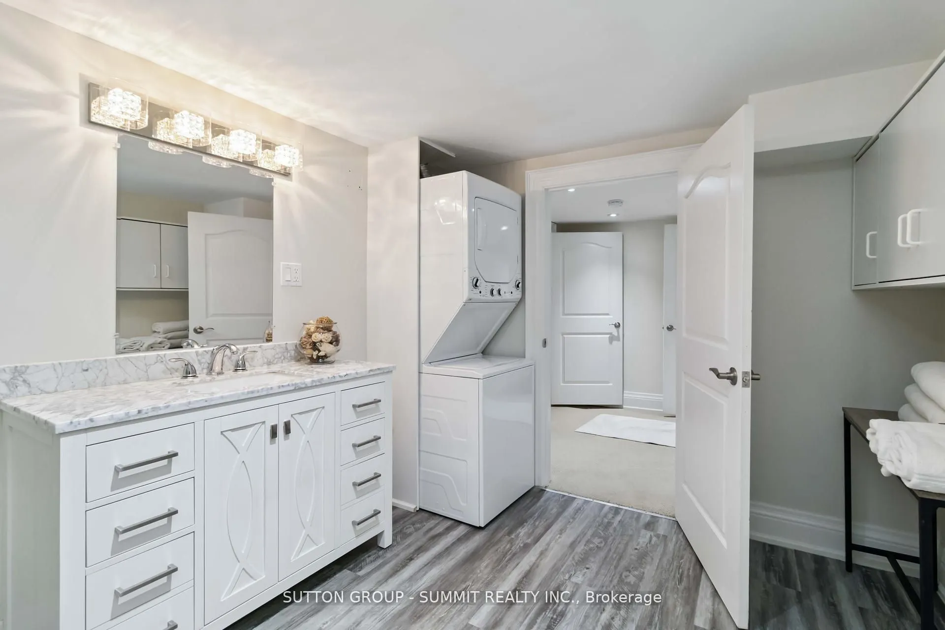 353 Queen Street S