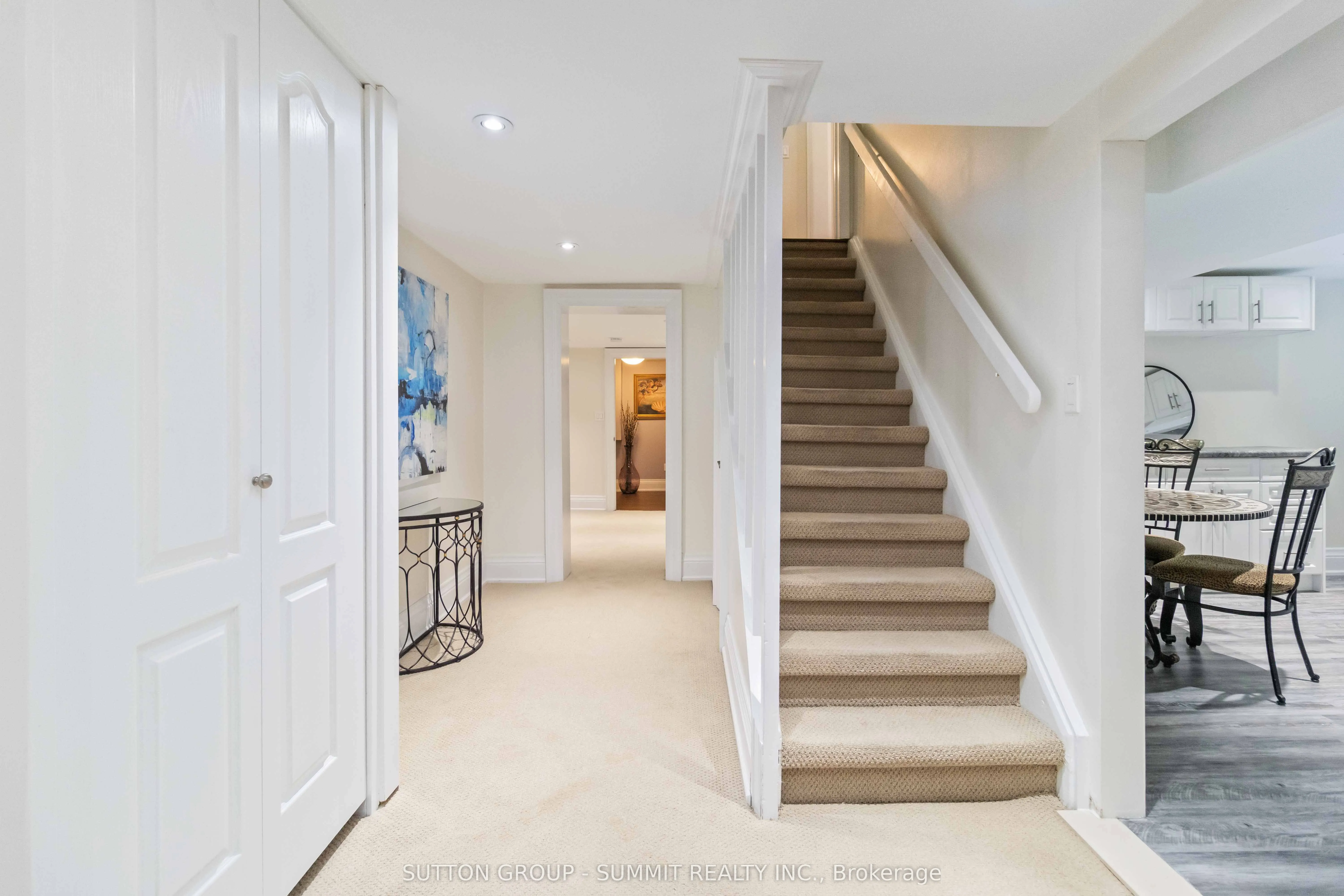 353 Queen Street S