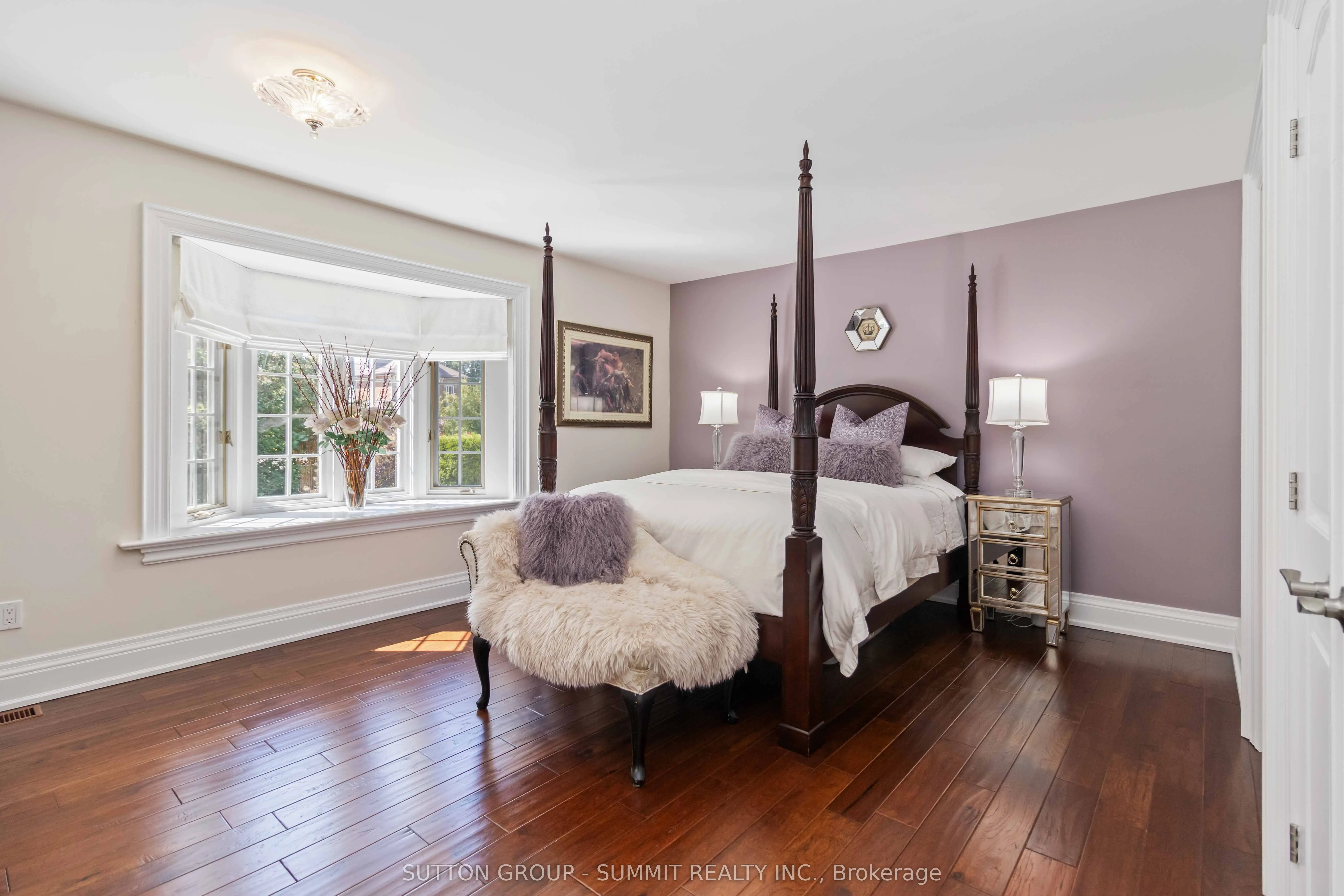 353 Queen Street S