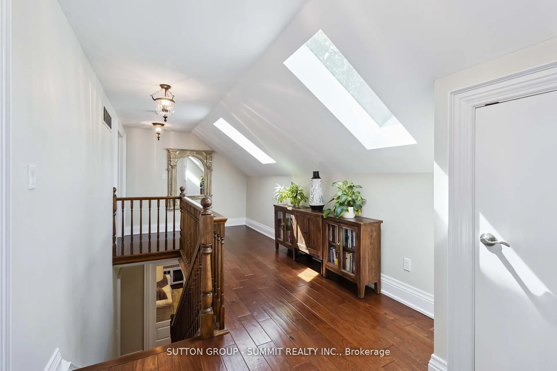 353 Queen Street S
