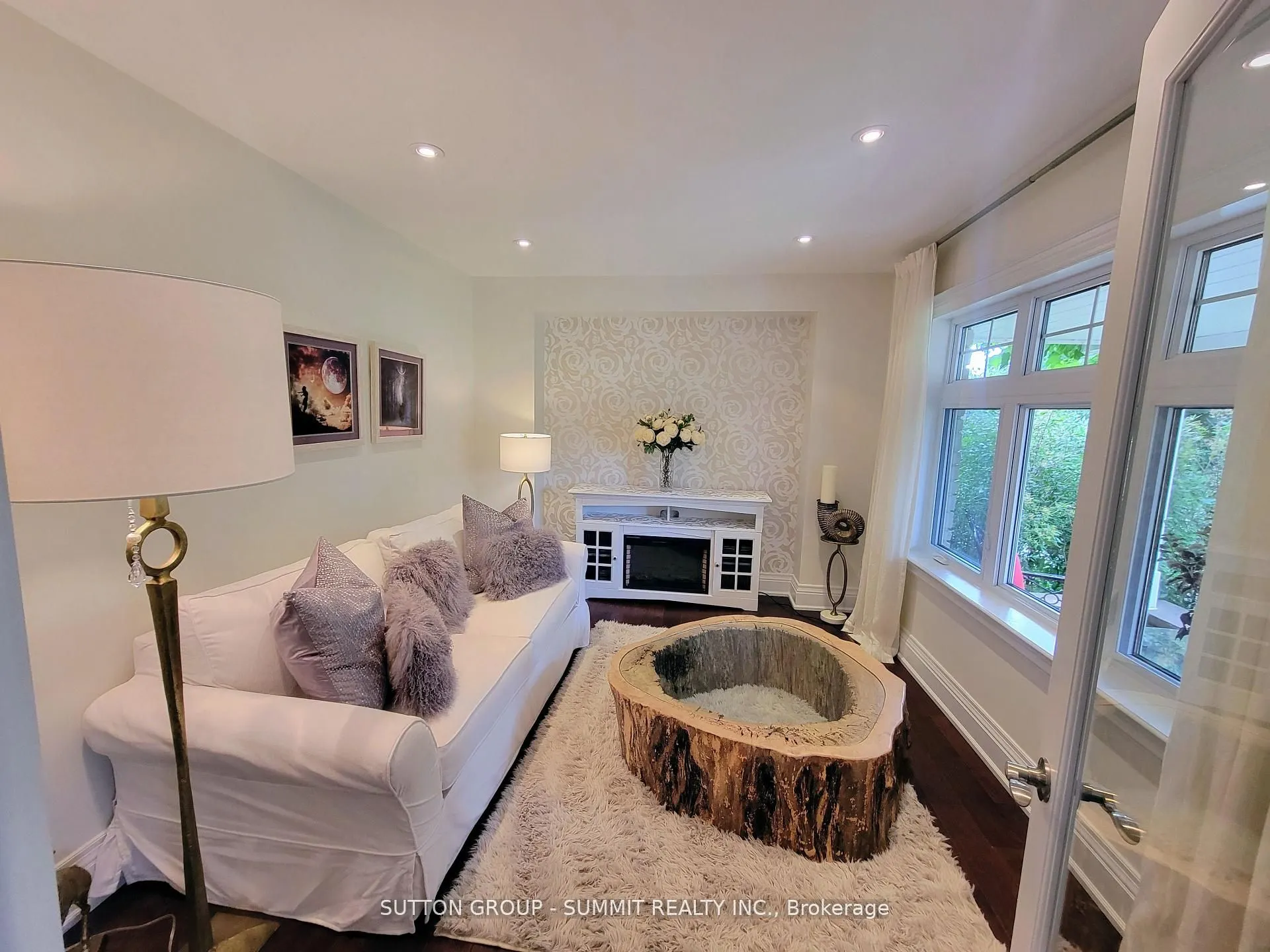 353 Queen Street S
