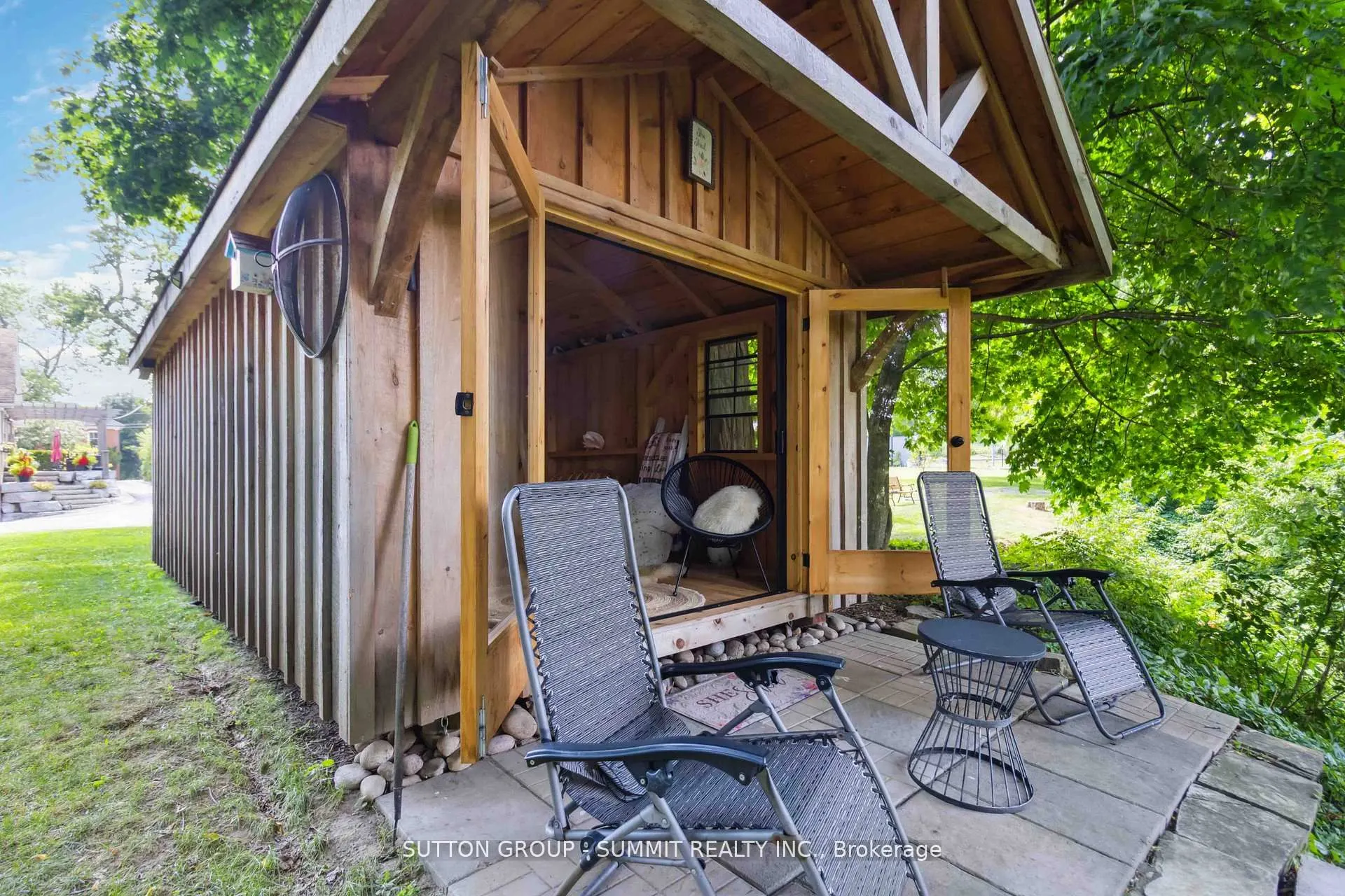 353 Queen Street S