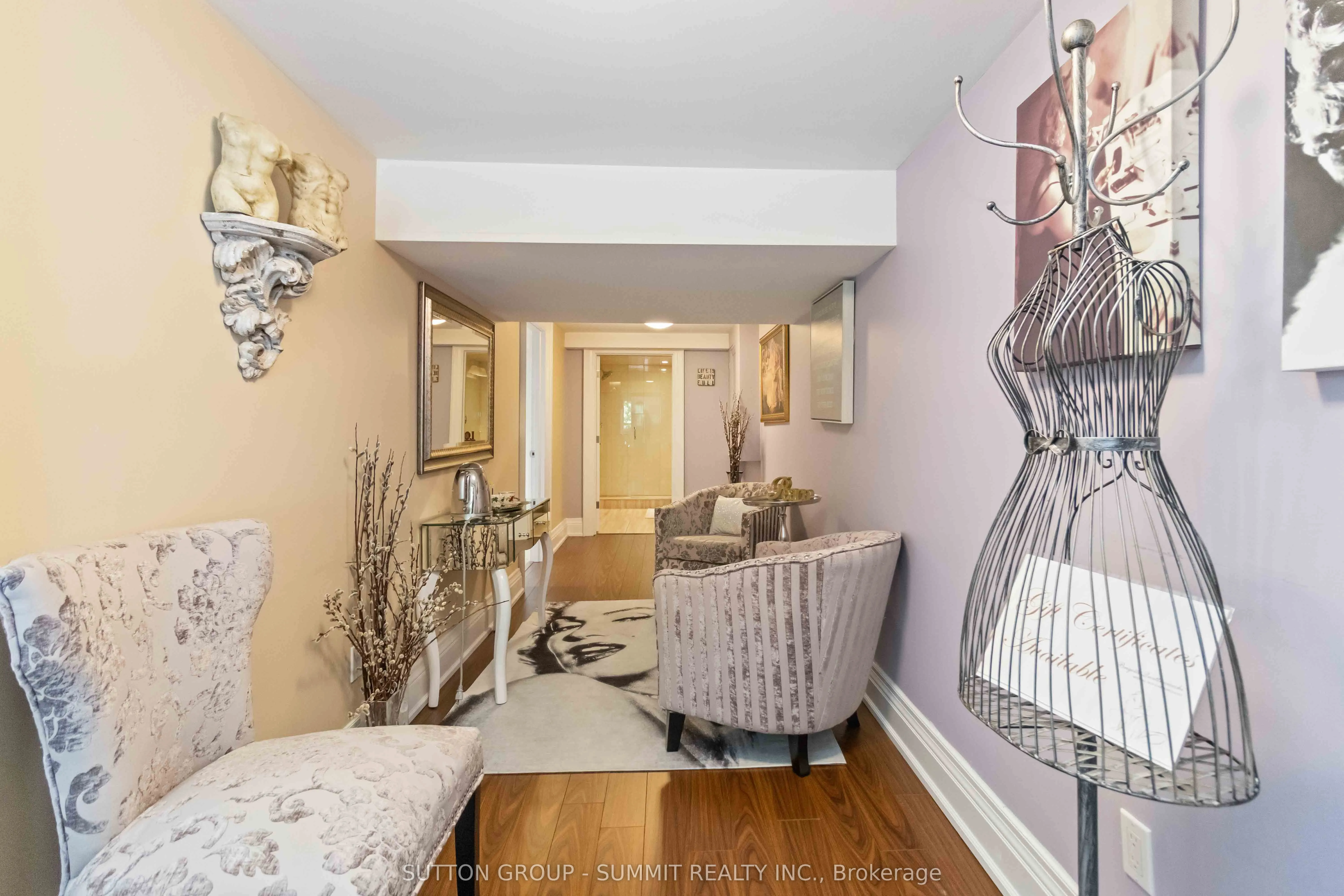 353 Queen Street S