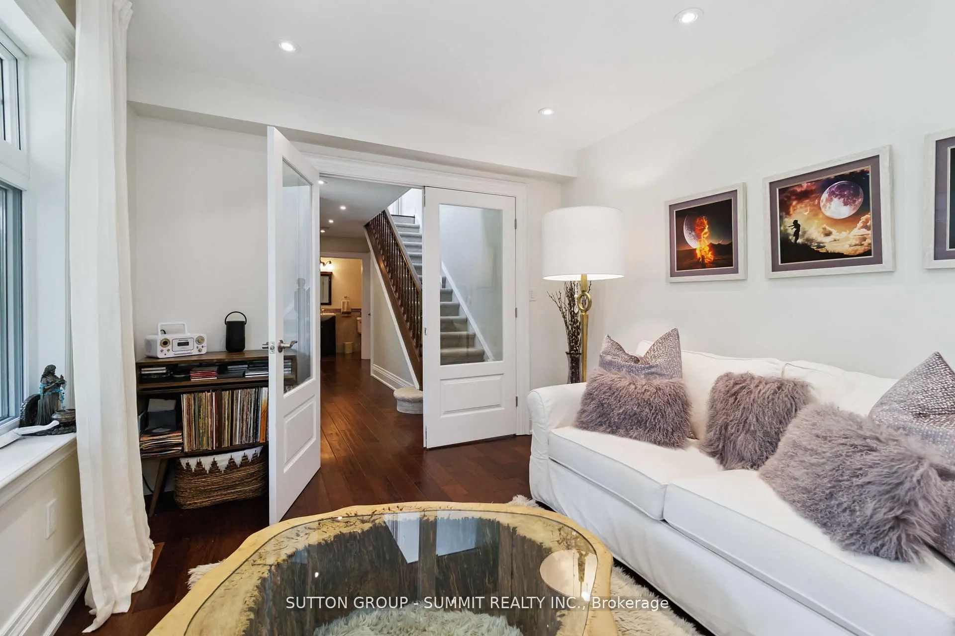 353 Queen Street S