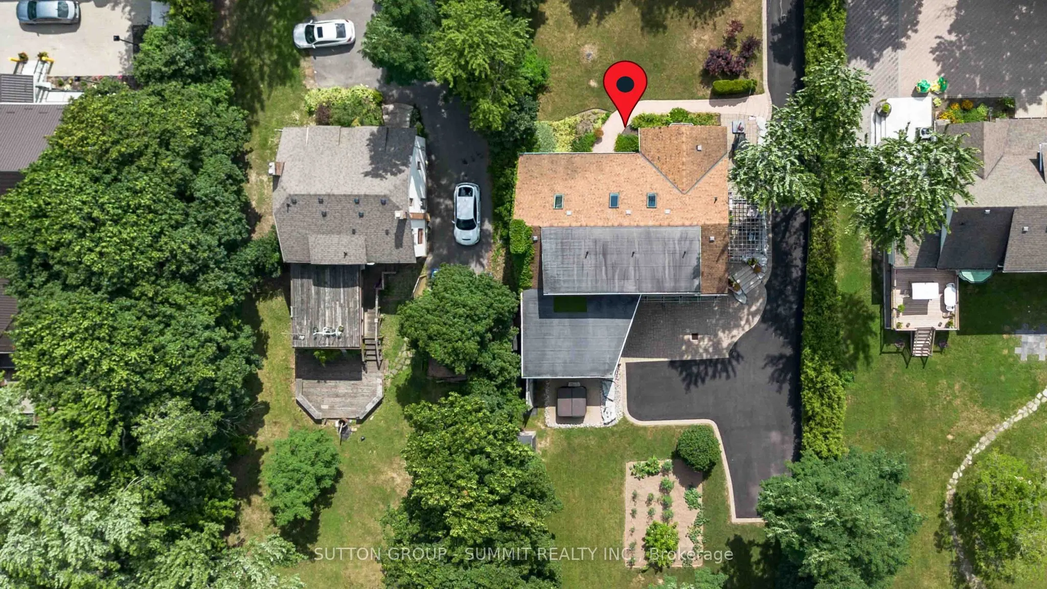 353 Queen Street S