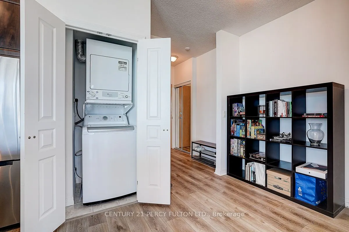 220 Burnhamthorpe Road W