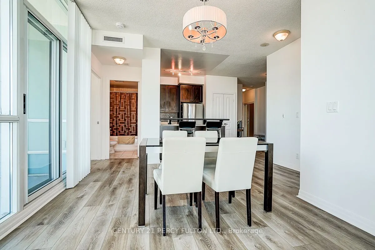 220 Burnhamthorpe Road W
