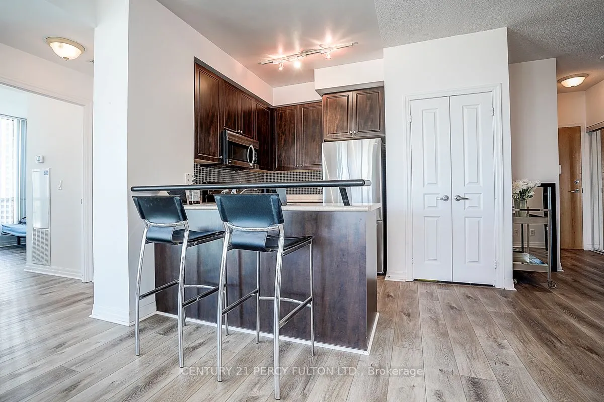 220 Burnhamthorpe Road W