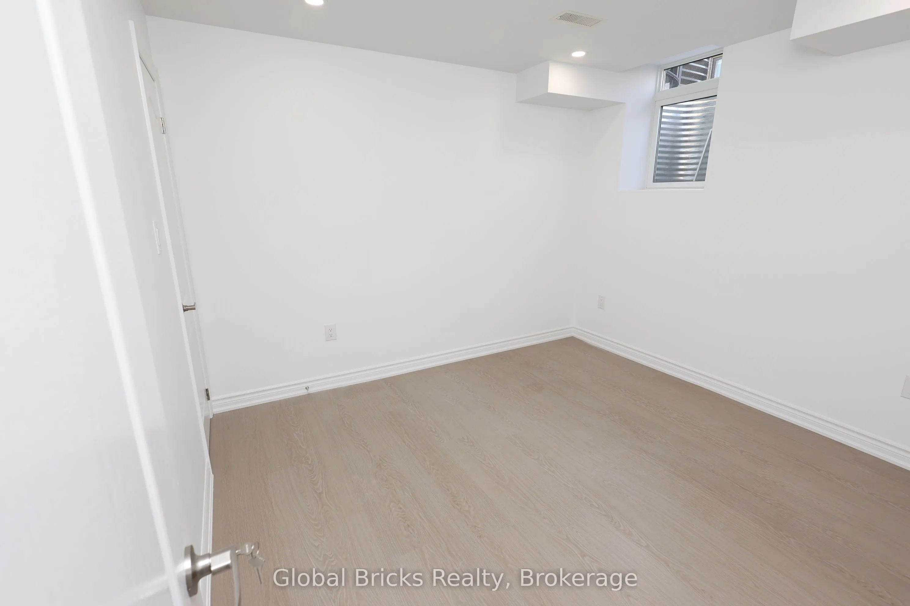 12 Bosworth Street N