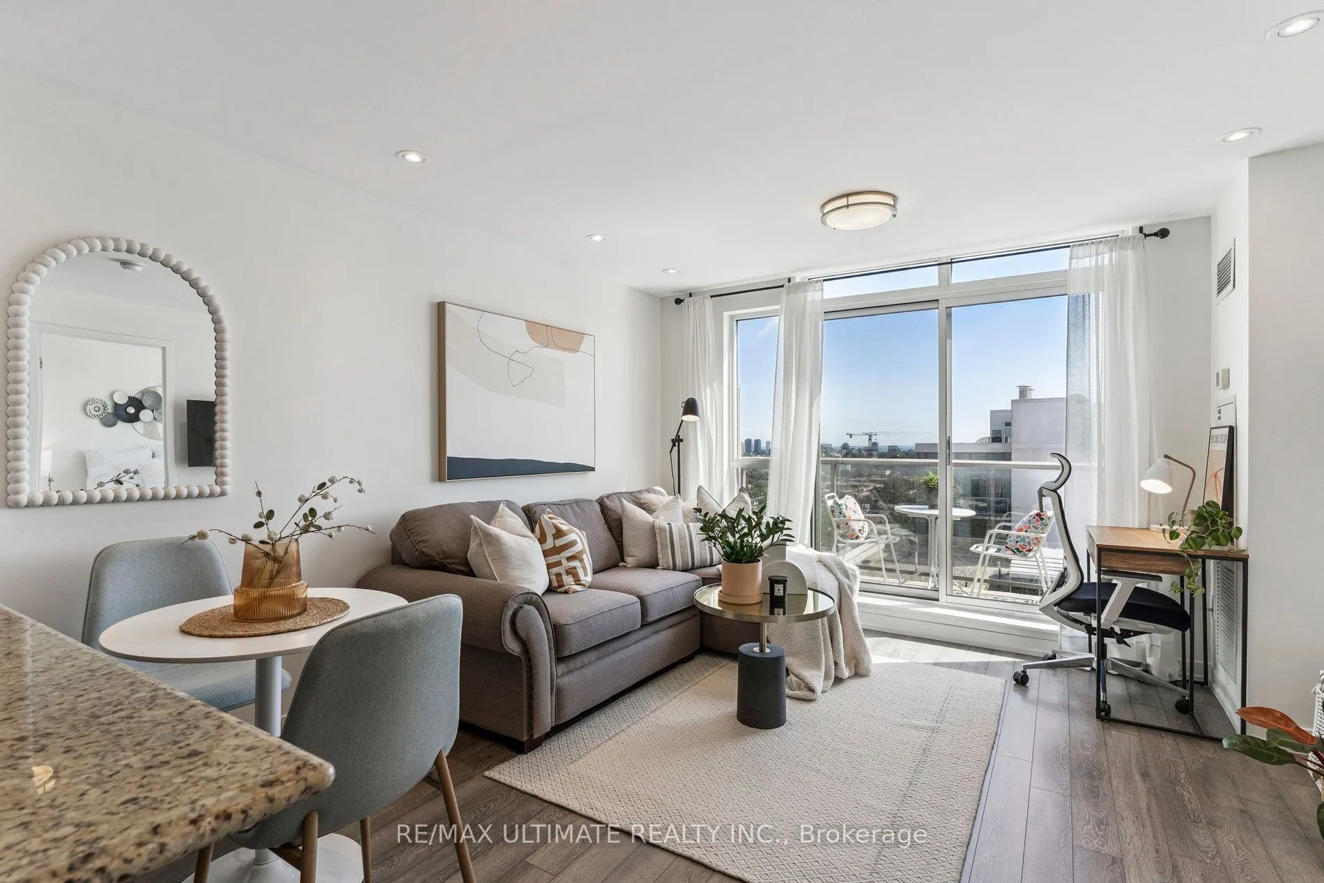 816 Lansdowne Avenue, #1402